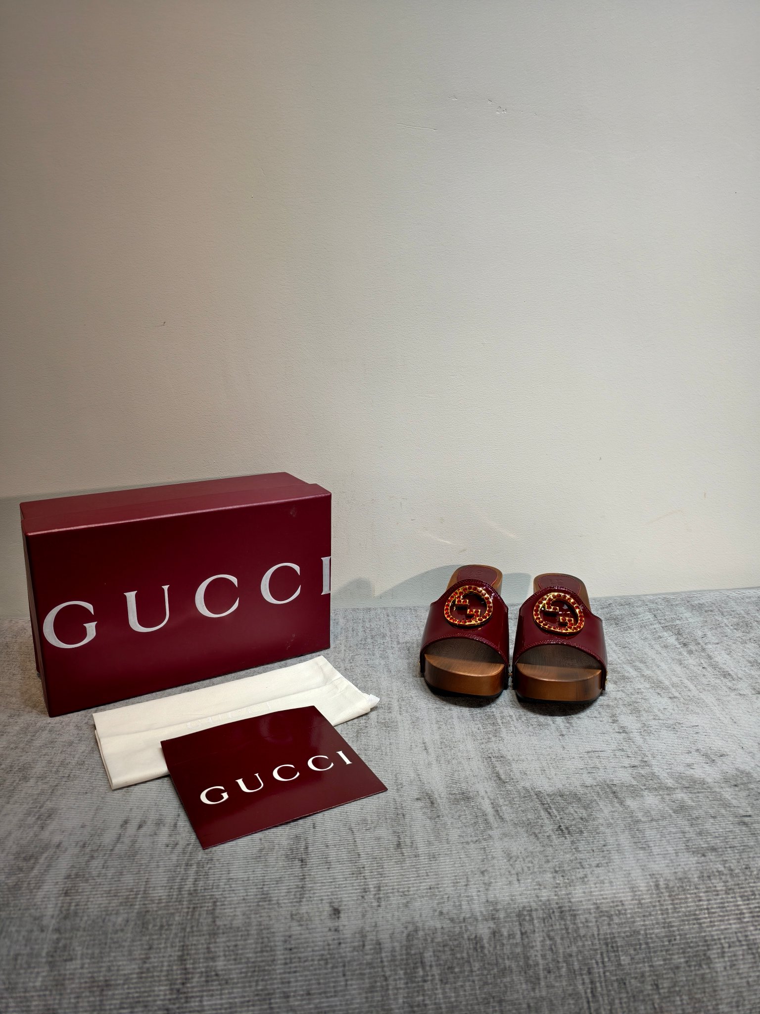 NO:870632,The top version of Gucci's latest popular solid wood sole sandals, Women's platform clog with Horsebit, is a representative item that combines the brand's classic elements with the retro clog shoe shape. The craft diamond buckle on the upper is Gucci's classic symbol, derived from equestrian equipment. It is an iconic design inherited by the brand for decades, with its own retro and luxury attributes.  The wedge-shaped thick sole design with solid wood texture and rivet decoration restores the style of retro clogs in the 1970s. At the same time, the thick sole design achieves a heightening effect, taking into account both style and comfort. Fabric imported cowhide, sheepskin lining outsole, original open mold double G negative film, code number 35-45 (40/41/42/43 customized, non-refundable. 44/45 code plus 40 yuan) Price  Note that the wooden sole is a customized model. Only code changes are supported for sizes 35-39, slippers, gucci, tom ford, slippers, cowhide, sheepskin19860909顶级版本 Gucci 最新爆款 实木底凉拖鞋 Women's platform clog with Horsebit,是品牌经典元素与复古木屐鞋型结合的代表单品 鞋面上的工艺钻扣扣是Gucci的经典符号,源自马术装备,是品牌传承数十年的标志性设计,自带复古与奢华属性. 采用实木纹理的楔形厚底设计,搭配铆钉装饰,还原了70年代复古木屐的风格,同时通过厚底设计实现了增高效果,兼顾造型感与舒适度. 面料进口牛皮 内里羊皮 大底 原版开模双G底片 码数35-45（40 /41/42/43订做不退换.44/45码加40元） 价格 备注木底属于定制款.35-39码仅支持换码,拖鞋,gucci,tom ford,slippers,cowhide,sheepskin,Women's Shoes