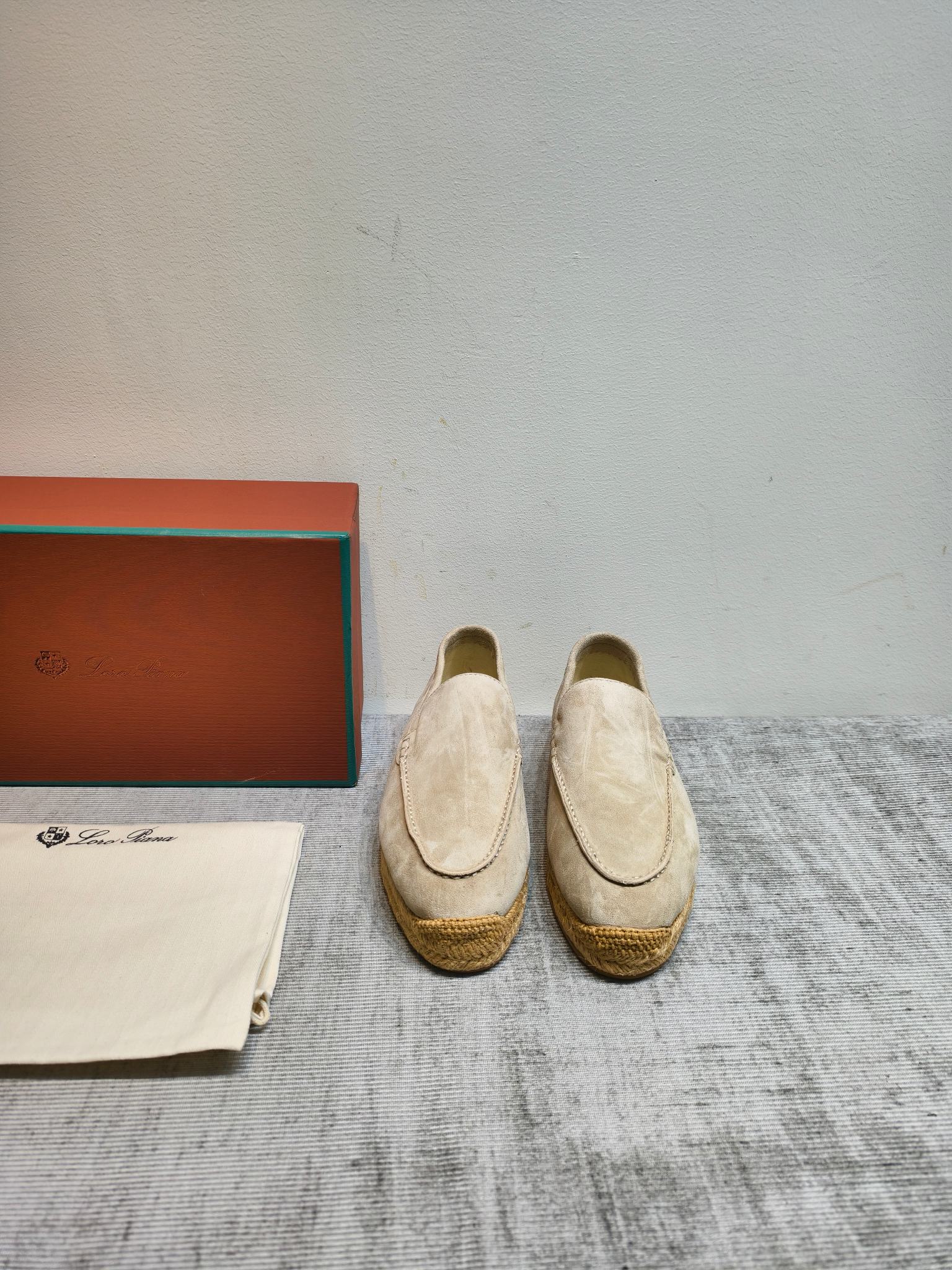 NO:903934,: 'Exclusive top version' Lor*Pian*26 vs the latest spring and summer men's loafers series... [Straw fisherman loafers] - Italian high-end brand Loro Piana was founded on April 24, 2019. It is Italy's top luxury brand, starting from cashmere. It comes from Italy and pursues quality and craftsmanship, integrating innovative technology and Italian traditional style. This brand has always been very low-key, but it should be considered a dad-level presence in luxury goods!  Fabric; original customized suede, original customized sheepskin lining, original customized sheepskin for feet, original wear-resistant high-elastic tendon outsole, size 35-39 (40. Customized, non-returnable), original full set of upgraded packaging, colors updated simultaneously on the official website, loafers, loro piana, loafers, espadrilles, espadrilles, sheepskin, chamois leather19860909: 《独家顶级版本》 Lor*Pian*26vs春夏最新男款乐福鞋系列……【草编渔夫乐福鞋】 ——意大利高级品牌Loro Piana创立于194月24日,是意大利顶级奢侈品牌,以羊绒起家, 来自意大利的它追求质量和手工,融创新技术与意大利传统风格为一体.这个牌子一直很低调,但是在奢侈品里应该也算是爸爸级的存在！ 面料；原版定制麂皮 内里原版定制羊皮 垫脚原版定制羊皮 大底原版耐磨高弹牛筋大底 码数35-39（40.定制不退换） 包装原版全套升级包装 颜色官网同步更新,乐福鞋,loro piana,loafers,espadrilles,espadrilles,sheepskin,chamois leather,Women's Shoes