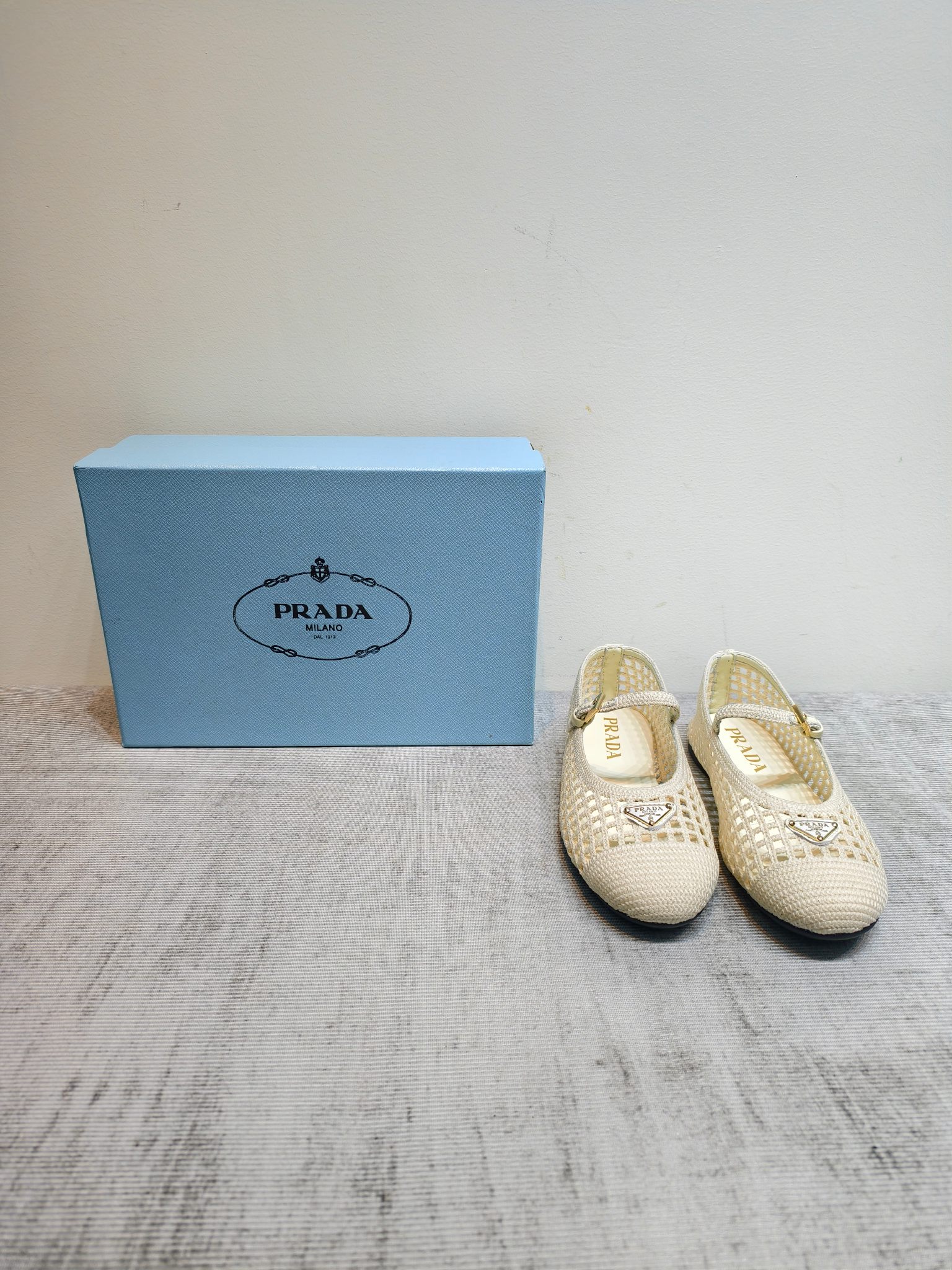 NO:906226,Prada's latest 2026 Mary Jane Mary Jane knitted mesh shoes have a retro and fashionable upper, making the whole pair of shoes light and comfortable. The bright colors satisfy a variety of choices for fashionable people of different styles!  The iconic metal triangle flip-flops are paired with the shape of ancient beach sandals. Every design element is fashionable!  Fabric imported breathable knitted mesh, lining imported sheepskin lining, thick imported leather outsole, size 35-40 (.41 customized, non-refundable and non-exchangeable), single shoes, prada, prada, sandals, mary jane, slippers, sheepskin, Leather soles19860909prada普拉达2026最新玛丽珍玛丽珍针织网面单鞋复古时髦鞋面,让整双鞋轻便舒适 鲜艳色彩 满足不同风格时髦人士的多种选择！标志性金属三角标夹脚拖鞋搭配古沙滩凉鞋造型,每一个设计元素都踩在时髦点上！ 面料进口透气针织网面 内里进口羊皮内里 底厚进口真皮大底 码数35-40（.41定制不退不换）,单鞋,prada,prada,sandals,mary jane,slippers,sheepskin,Leather soles,Women's Shoes