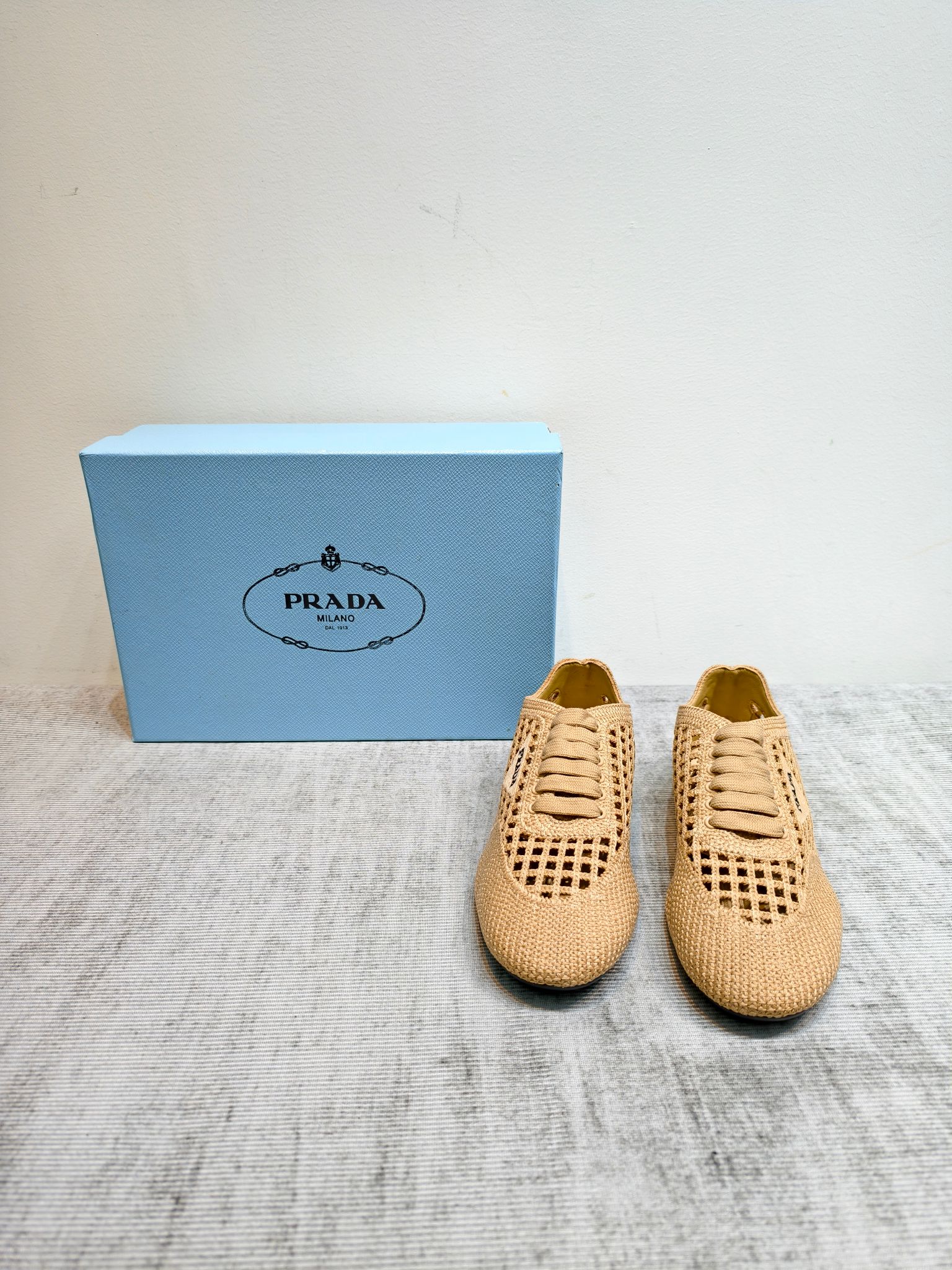 NO:906161,PRADA2026 new knitted mesh hollow casual shoes, the new crochet sports thin-soled shoes perfectly combine the popular thin soles and crochet elements. They are equipped with a simple Prada triangle logo. They are comfortable and versatile. The relaxed feeling in summer is easy to handle. The light and breathable crochet craftsmanship of the upper allows your feet to breathe freely ~ The rubber sole is non-slip and wear-resistant, and the flat heel is comfortable and not tiring!  Comfortable to wear for a long time!  !  Easily switch styles [like R], suitable for every outfit in spring and summer. Size 35-40, 41.42 custom made, non-returnable, single shoes, prada19860909PRADA2026新款针织网面镂空休闲鞋 ,全新的钩针运动薄底鞋把流行的薄底和钩针元素完美结合 搭配简单的Prada三角logo 舒适百搭 夏日松弛感有了它轻松拿捏鞋面轻盈透气的钩织工艺,让双脚自在呼吸～  橡胶鞋底防滑耐磨,平跟舒适不累脚！ 久穿也自在！！ 轻松切换风格[赞R],适配春夏每一种穿搭. 码数35-40,41.42定做不退换,单鞋,prada,Women's Shoes