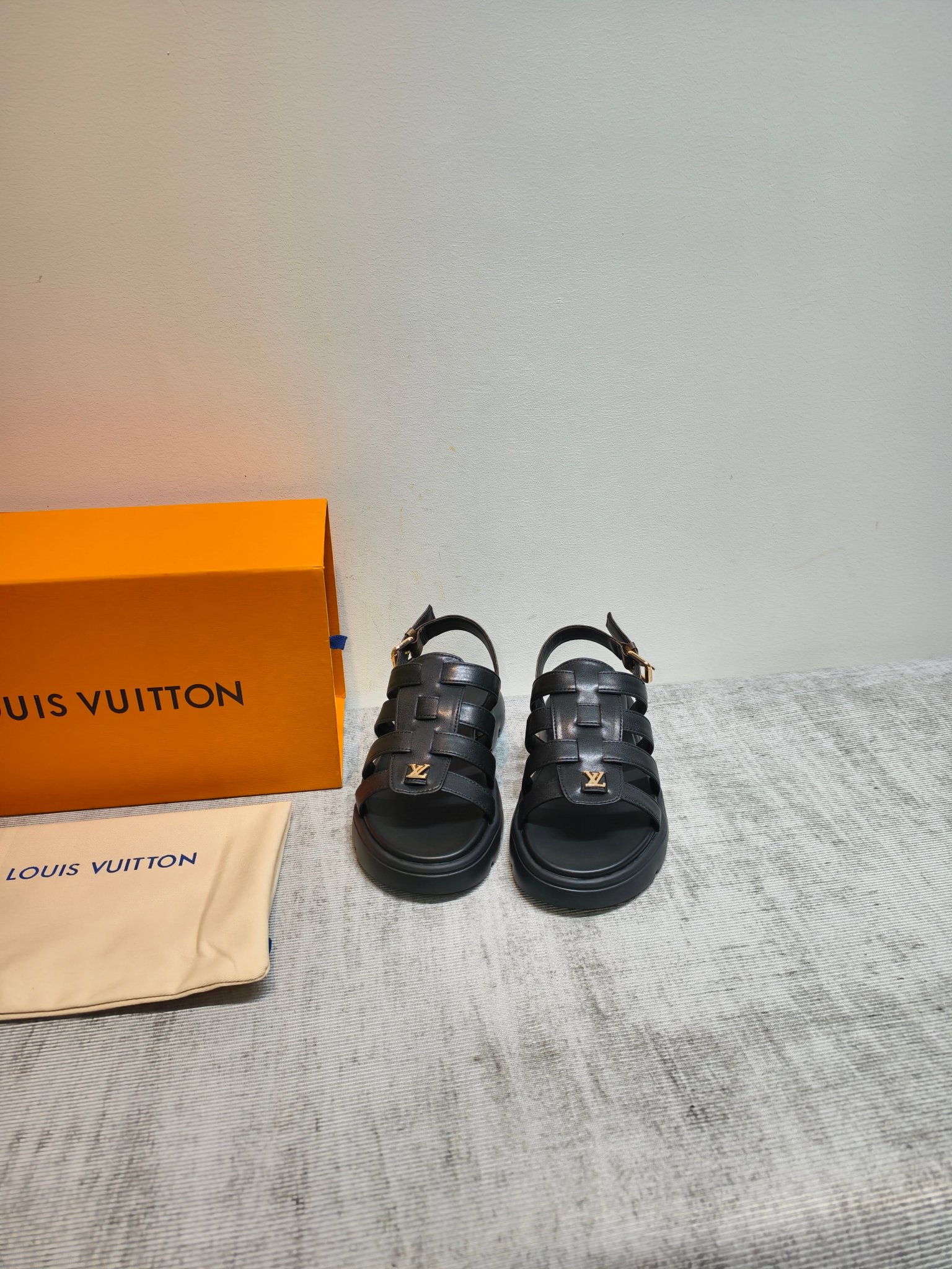 NO:926208,LV woven Roman sandals, the thick-soled design quietly elongates the proportions, and is light and stable on the foot. The iconic metal LV buckle welds a low-key sense of luxury to the feet. 2. In the summer shoe cabinet, there must be a pair of 'lazy-friendly' sandals. The woven lines are neat and not procrastinating, and the thick soles are soft, so walking is not tiring. They are black/white and can be worn for commuting and leisure. You can close your eyes without stepping on thunder.  Size: 35-49/40.41.42 Customized, non-refundable. Black and white, suitable for the whole summer, sandals, Louis Vuitton, sandals19860909LV编织罗马凉鞋,厚底设计悄悄拉长比例,上脚又轻又稳. 标志性金属LV扣,把低调的高级感焊在脚上. 2. 夏天的鞋柜,总要有一双“懒人友好”的凉鞋. 编织线条利落不拖沓,厚底软乎乎,走路不累脚. 黑/白两色,通勤休闲都能搭,闭眼入不踩雷 size:35-49/40.41.42定做不退换.黑白两色,承包整个夏天的穿搭,凉鞋,louis vuitton,sandals,Women's Shoes