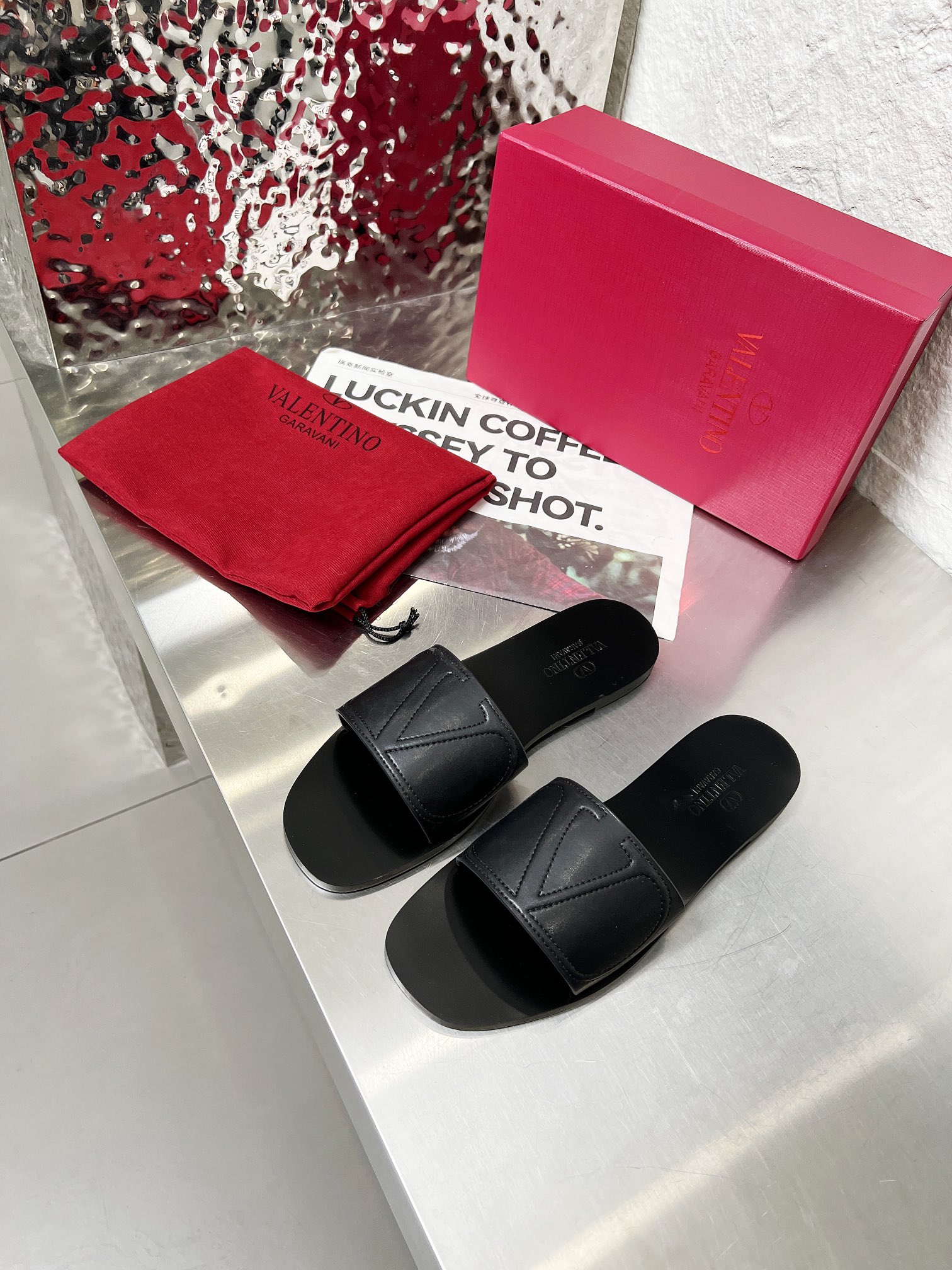 NO:238816,The latest logo flat sandal series of Shangxin Warren Home 2025A show. 6 colors. Size 5-42, rubber sole. Leather sole plus 40, slippers, valentino, sandals, slippers19860909上新华伦家2025A走秀最新徽标平底凉鞋系列.6个颜色.5－42码,橡胶底.真皮底加40,拖鞋,valentino,sandals,slippers,Women's Shoes