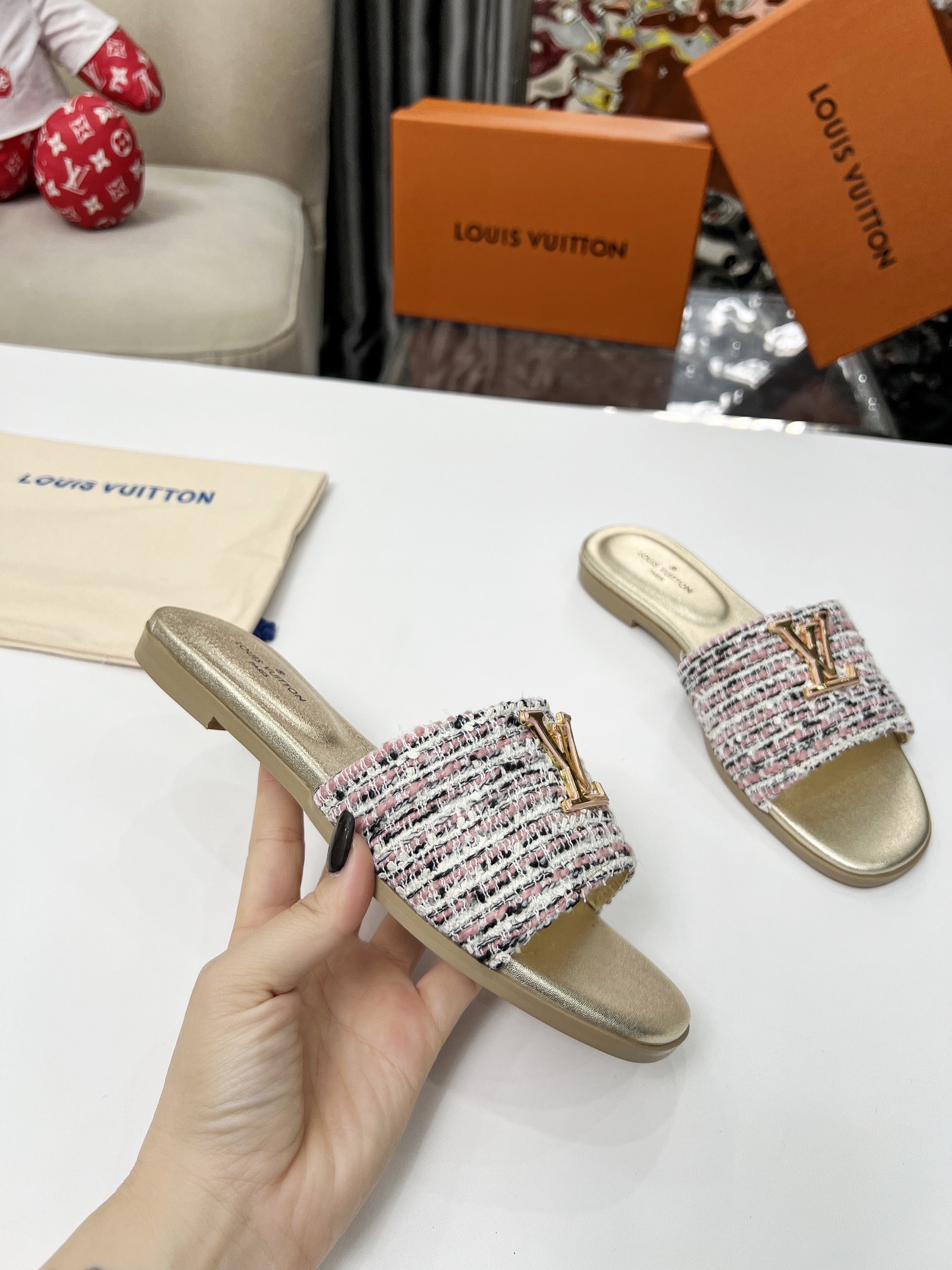 NO:387292,(Leather sole) Louis Vuitton 2025 Louis Vuitton summer new slippers Original molded LOGO decoration, both fashionable and beautiful. Size 35-43#, slippers, louis vuitton, louis vuitton, slippers19860909（皮底）  Louis Vuitton2025路易威登夏季新款拖鞋 原版开模LOGO装饰,既时尚又美观. 码数35-43#,拖鞋,louis vuitton,louis vuitton,slippers,Women's Shoes