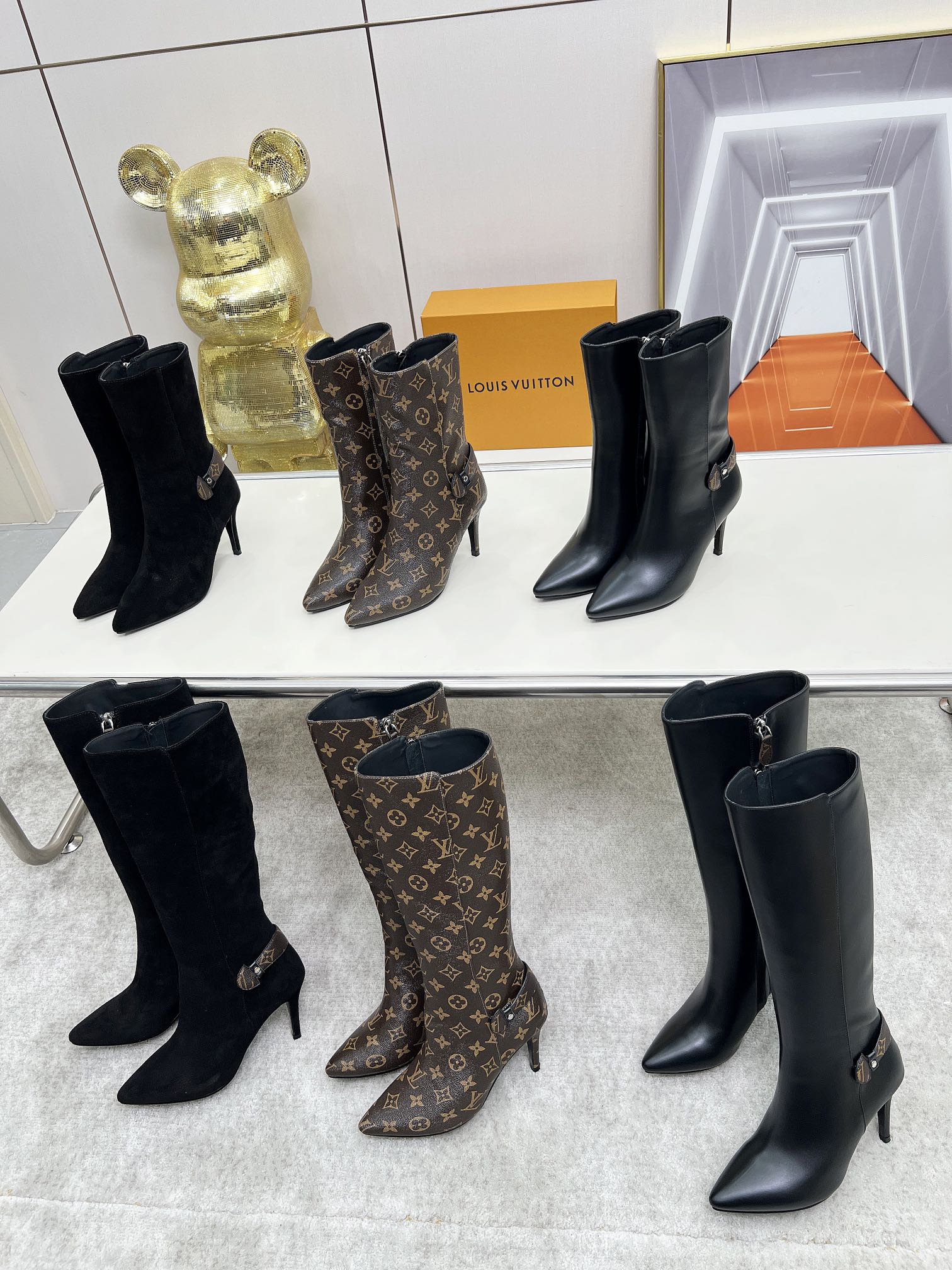 NO:616924,LV boots have shipped rose / rose; the official website and counters are updated simultaneously; the fabric is LV classic old flower leather or cowhide; rubber outsole, comfortable on the feet, fashionable and generous; / rose [em]e7176[/em] Heel height 8.5CM, original last shape, color white and brown, code number: 35-40 (41 and 42 sizes can be customized) ready for sale, boots, louis vuitton, boots, cowhide19860909LV靴出货了玫瑰/玫瑰；官网及专柜同步更新；面料LV经典老花皮或牛皮；橡胶大底,上脚舒服,时尚大方;/玫瑰[em]e7176[/em]跟高8.5CM,原版的楦形,颜色白色和啡色 、码数:35-40（41、42码可定做）现货销售,靴子,louis vuitton,boots,cowhide,Women's Shoes
