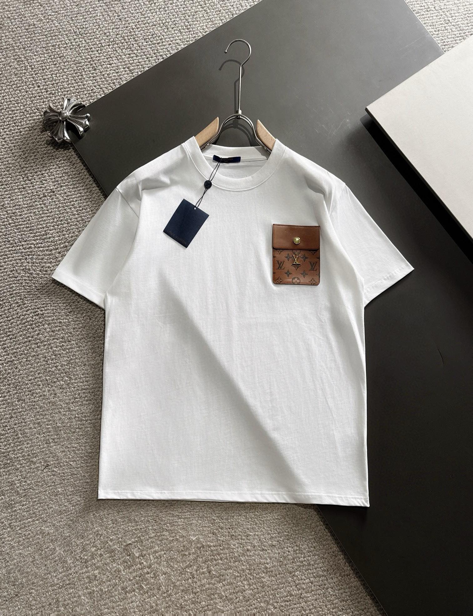 Louis Vuitton Clothing T-Shirt Supplier in China
 Black White Unisex Spring Collection Short Sleeve