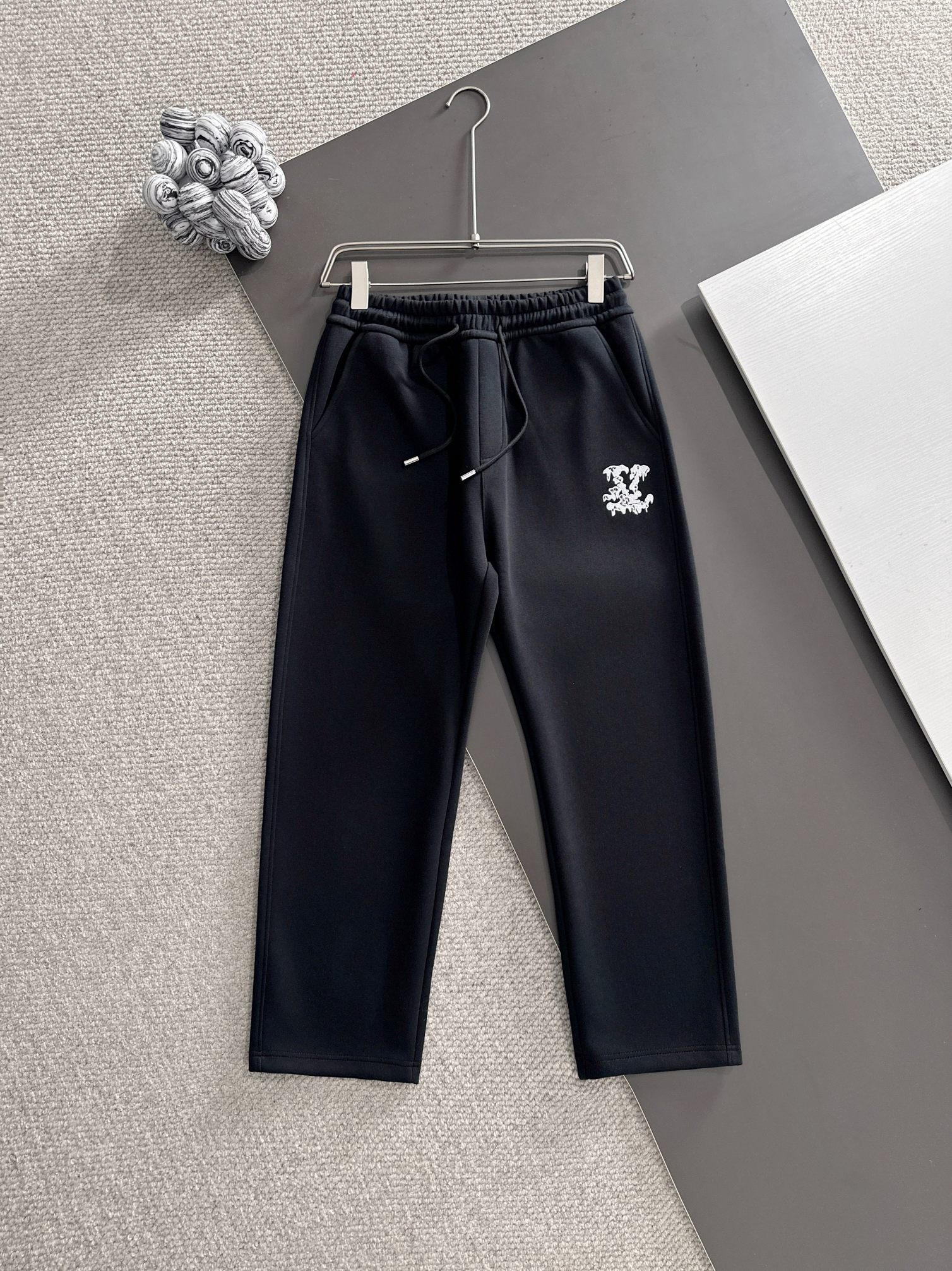 NO:571700,Louis vuitton* (market exclusive quality) hot style 2025 autumn trousers new original high version Louis Vuitton The fabric is made of 380g high-density double-sided Chinese custom fabric. It does not deform and shrink. The three-dimensional drape is amazing. Process introduction. The front and back panels are made of Behringer stacked show thousands of needle embroidery. Standard custom hardware accessories. Color black SIZEM-XXXL,,louis vuitton,louis vuitton,alexander wang19860909Louis vuitton*（市场独家品质）爆款 2025秋款裤子上新  原高版本 路易威登 面料采用380克高密双面华面定制面料 不变形 不缩水 立体垂感爆表 工艺介绍前幅后幅采用百灵达叠秀万针刺绣 标定制五金辅料 颜色黑色 SIZEM-XXXL,,louis vuitton,louis vuitton,alexander wang,Men's clothing