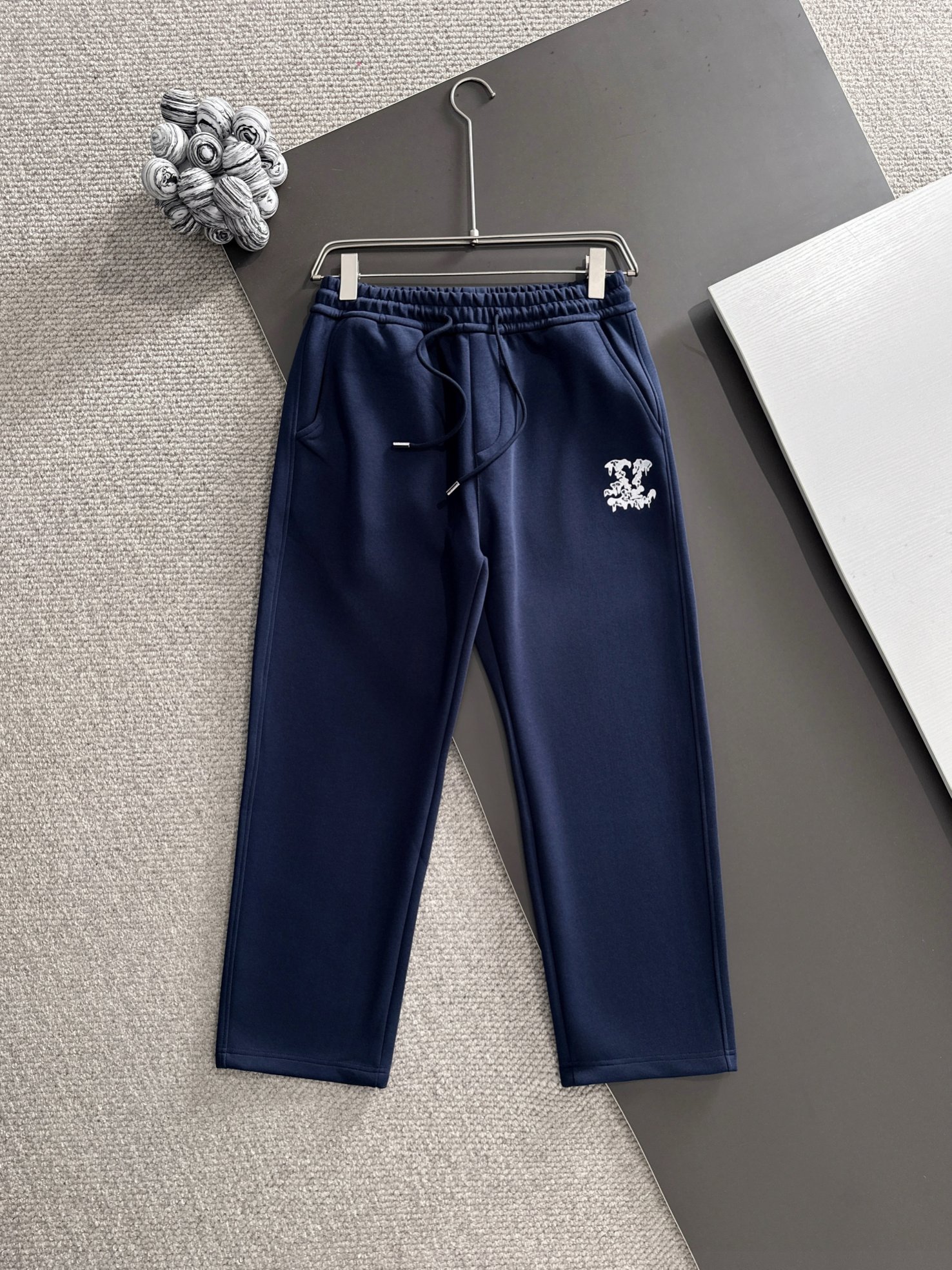 NO:571702,Louis vuitton* (exclusive quality in the market) hot style 2025 autumn trousers new original high version Louis Vuitton The fabric is made of 380g high-density double-sided Chinese custom fabric. It does not deform or shrink. The three-dimensional drape is amazing. Process introduction. The front and back panels are made of Behringer stacked show thousands of needle embroidery. Standard custom hardware accessories. Color blue SIZEM-XXXL,,louis vuitton,louis vuitton,alexander wang19860909Louis vuitton*（市场独家品质）爆款 2025秋款裤子上新  原高版本 路易威登 面料采用380克高密双面华面定制面料 不变形 不缩水 立体垂感爆表 工艺介绍前幅后幅采用百灵达叠秀万针刺绣 标定制五金辅料 颜色蓝色 SIZEM-XXXL,,louis vuitton,louis vuitton,alexander wang,Men's clothing