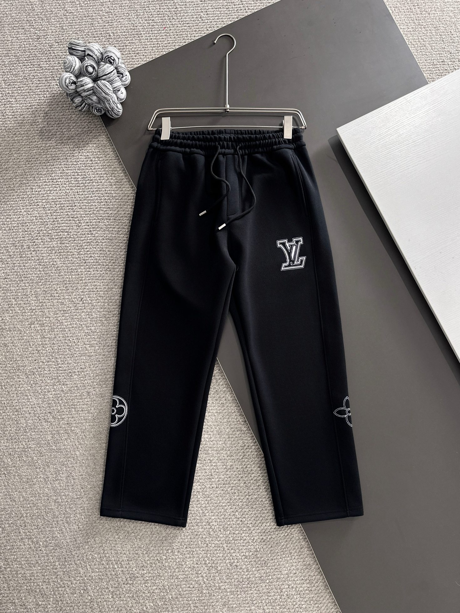 NO:571704,Louis vuitton* (market exclusive quality) hot style 2025 autumn trousers new original high version Louis Vuitton The fabric is made of 380g high-density double-sided Chinese custom fabric. It does not deform and shrink. The three-dimensional drape is amazing. Process introduction. The front and back panels are made of Behringer stacked show thousands of needle embroidery. Standard custom hardware accessories. Color black SIZEM-XXXL,,louis vuitton,louis vuitton,alexander wang19860909Louis vuitton*（市场独家品质）爆款 2025秋款裤子上新  原高版本 路易威登 面料采用380克高密双面华面定制面料 不变形 不缩水 立体垂感爆表 工艺介绍前幅后幅采用百灵达叠秀万针刺绣 标定制五金辅料 颜色黑色 SIZEM-XXXL,,louis vuitton,louis vuitton,alexander wang,Men's clothing