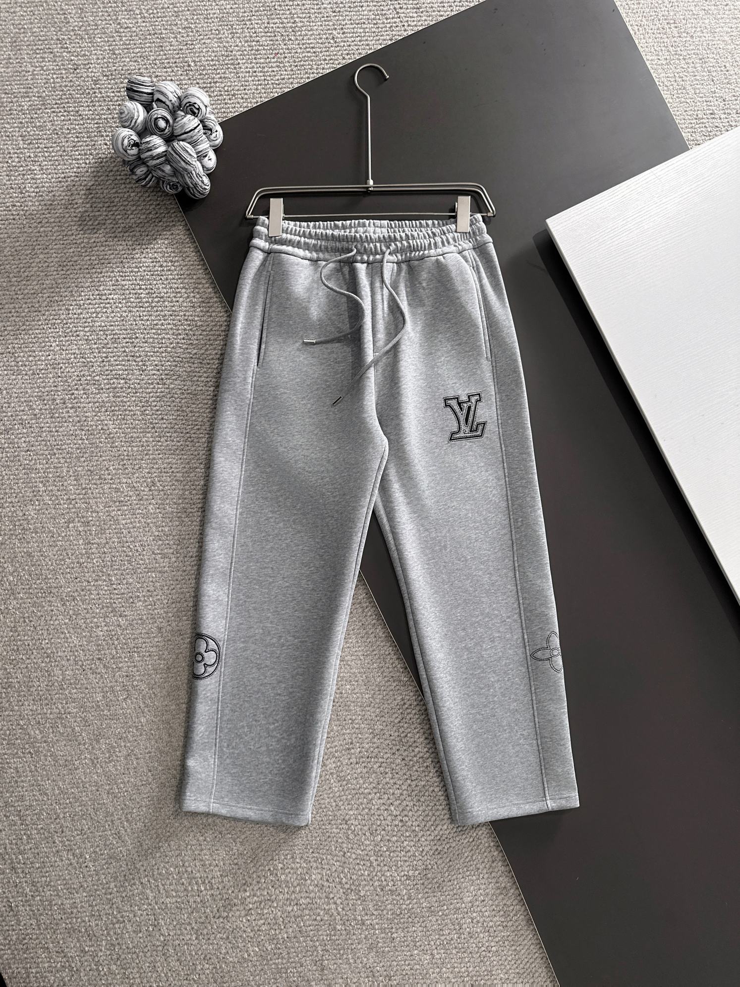 NO:571706,Louis vuitton* (market exclusive quality) hot style 2025 autumn trousers new original high version Louis Vuitton The fabric is made of 380g high-density double-sided Chinese custom fabric. It does not deform or shrink. The three-dimensional drape is amazing. Process introduction. The front and back panels are made of Behringer stacked show thousands of needle embroidery. Standard custom hardware accessories. Color gray SIZEM-XXXL,,louis vuitton,louis vuitton,alexander wang19860909Louis vuitton*（市场独家品质）爆款 2025秋款裤子上新  原高版本 路易威登 面料采用380克高密双面华面定制面料 不变形 不缩水 立体垂感爆表 工艺介绍前幅后幅采用百灵达叠秀万针刺绣 标定制五金辅料 颜色灰色 SIZEM-XXXL,,louis vuitton,louis vuitton,alexander wang,Men's clothing