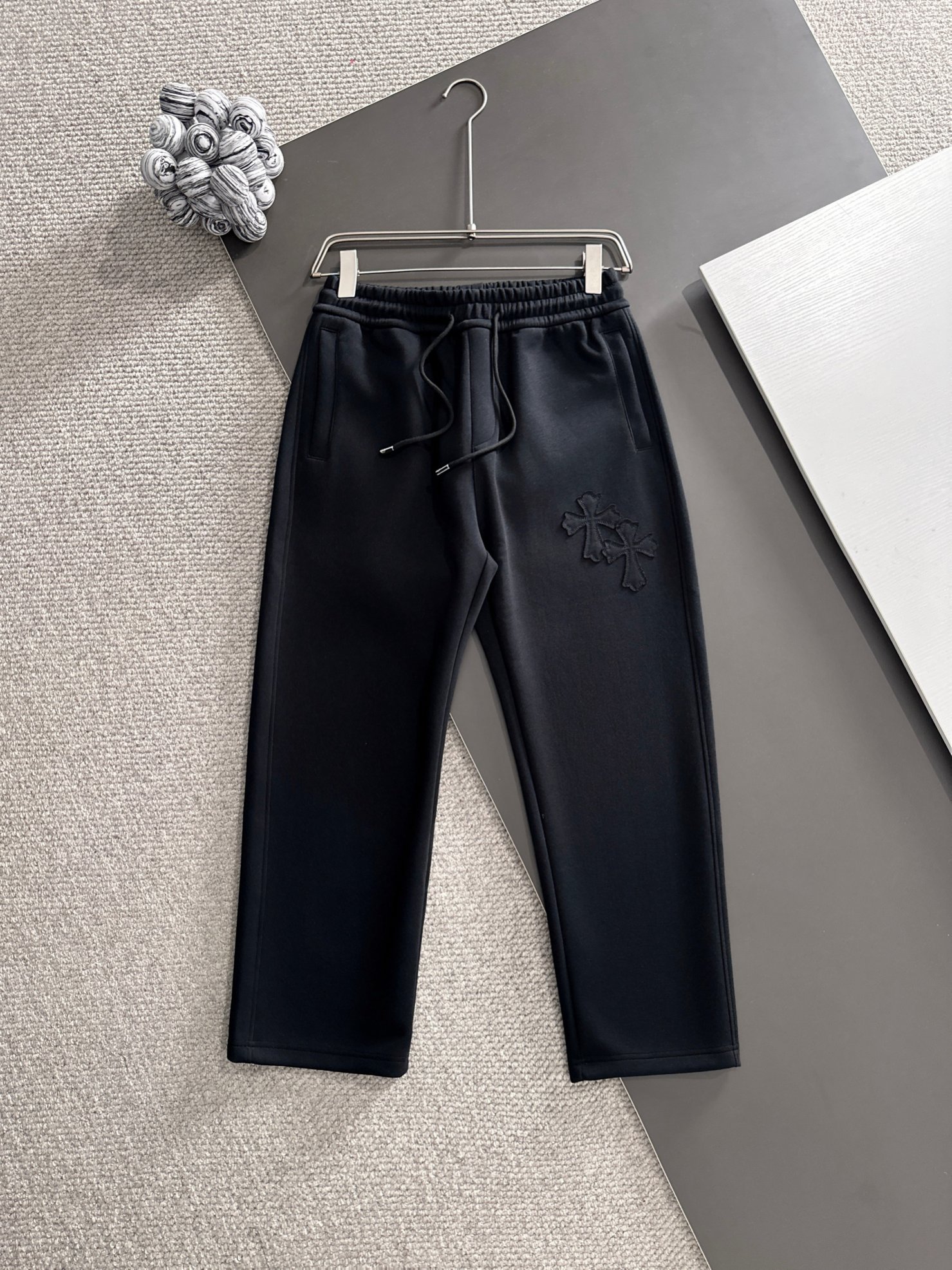 NO:571708,Chrome Hearts* (exclusive quality in the market) hot style 2025 autumn trousers are new. Original high version Chrome Hearts. The fabric is made of 380g high-density double-sided Chinese custom fabric. It does not deform or shrink. The three-dimensional drape is amazing. Process introduction. Customized hardware accessories for front and rear burnt appliqués. Color black SIZEM-XXXL,,chrome hearts,chrome hearts,alexander wang19860909Chrome Hearts*（市场独家品质）爆款 2025秋款裤子上新  原高版本 克罗星 面料采用380克高密双面华面定制面料 不变形 不缩水 立体垂感爆表 工艺介绍前后烧花贴布绣定制五金辅料 颜色黑色 SIZEM-XXXL,,chrome hearts,chrome hearts,alexander wang,Men's clothing