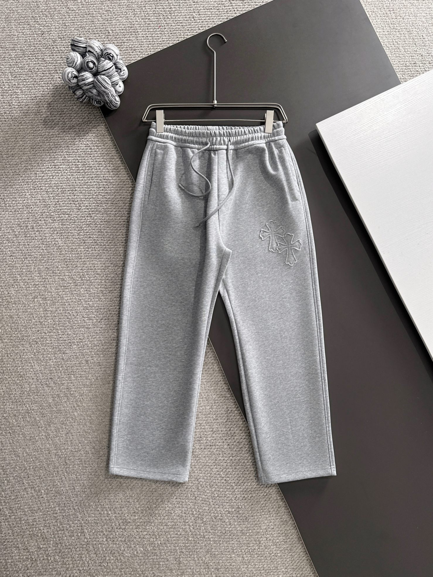 NO:571710,Chrome Hearts* (exclusive quality in the market) hot style 2025 autumn trousers new, original high version Chrome Hearts The fabric is made of 380g high-density double-sided Chinese custom fabric. It does not deform or shrink. The three-dimensional drape is amazing. Process introduction, front and rear appliqué embroidery, custom hardware accessories, color gray SIZEM-XXXL,, chrome hearts, chrome hearts, alexander wang19860909Chrome Hearts*（市场独家品质）爆款 2025秋款裤子上新  原高版本 克罗星 面料采用380克高密双面华面定制面料 不变形 不缩水 立体垂感爆表 工艺介绍前后烧花贴布绣定制五金辅料 颜色灰色 SIZEM-XXXL,,chrome hearts,chrome hearts,alexander wang,Men's clothing