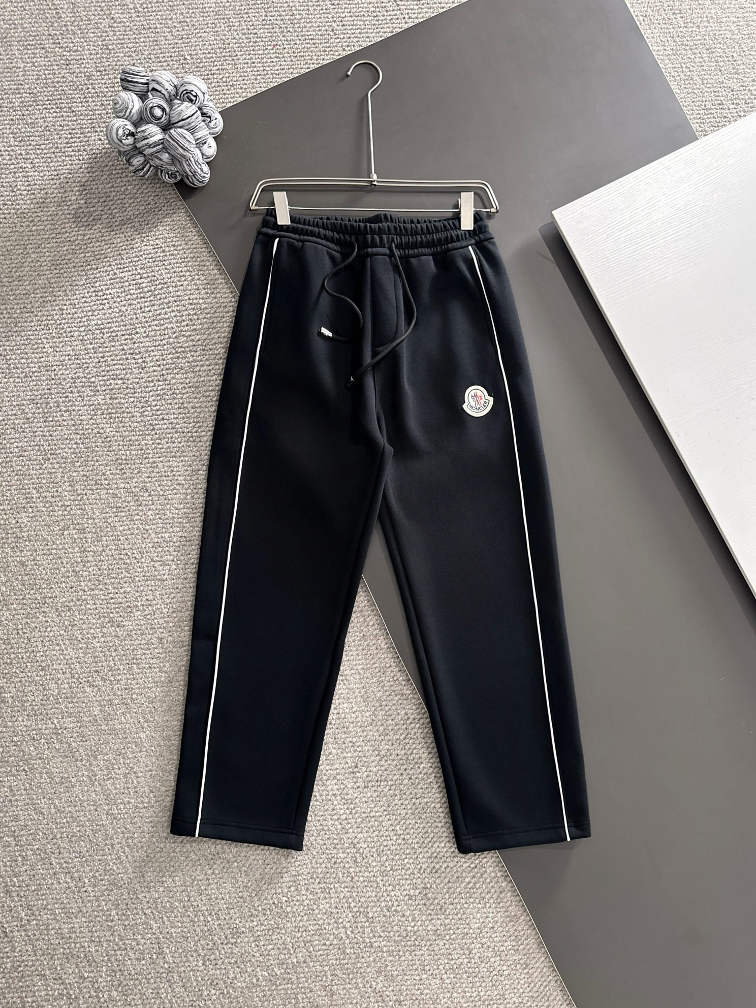 NO:571712,MONCLER* (exclusive quality in the market) hot style 2025 autumn trousers new, original high version, masked. The fabric is made of 380g high-density double-sided Chinese custom fabric. It does not deform or shrink. The three-dimensional drape is amazing. Process introduction: the front and back panels are made of Behringer stacked show thousands of needle embroidery. Chicken edge + wool label. Customized hardware accessories. Color black SIZEM-XXXL, Moncler, alexander wang19860909MONCLER*（市场独家品质）爆款 2025秋款裤子上新  原高版本 蒙口 面料采用380克高密双面华面定制面料 不变形 不缩水 立体垂感爆表 工艺介绍前幅后幅采用百灵达叠秀万针刺绣 鸡边＋羊毛标 定制五金辅料 颜色黑色 SIZEM-XXXL,,Moncler,alexander wang,Men's clothing