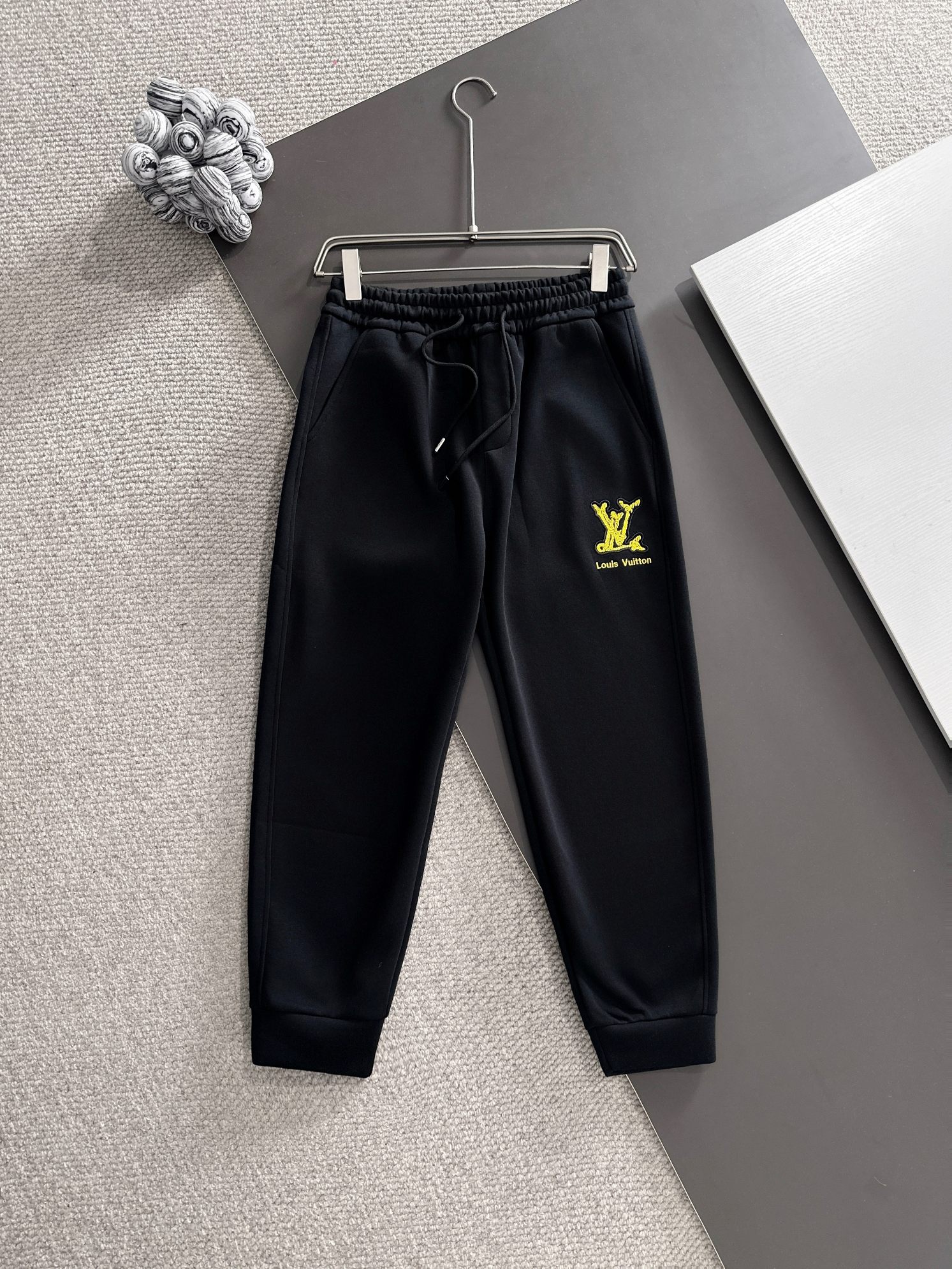 NO:571715,Louis vuitton* (market exclusive quality) hot style 2025 autumn trousers new original high version Louis Vuitton The fabric is made of 380g high-density double-sided Chinese custom fabric. It does not deform and shrink. The three-dimensional drape is amazing. Process introduction. The front and back panels are made of Behringer stacked show thousands of needle embroidery. Standard custom hardware accessories. Color black SIZEM-XXXL,,louis vuitton,louis vuitton,alexander wang19860909Louis vuitton*（市场独家品质）爆款 2025秋款裤子上新  原高版本 路易威登 面料采用380克高密双面华面定制面料 不变形 不缩水 立体垂感爆表 工艺介绍前幅后幅采用百灵达叠秀万针刺绣 标定制五金辅料 颜色黑色 SIZEM-XXXL,,louis vuitton,louis vuitton,alexander wang,Men's clothing