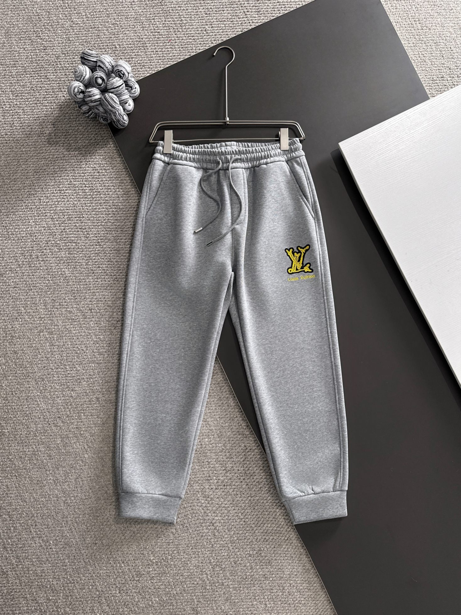 NO:571718,Louis vuitton* (market exclusive quality) hot style 2025 autumn trousers new original high version Louis Vuitton The fabric is made of 380g high-density double-sided Chinese custom fabric. It does not deform or shrink. The three-dimensional drape is amazing. Process introduction. The front and back panels are made of Behringer stacked show thousands of needle embroidery. Standard custom hardware accessories. Color gray SIZEM-XXXL,,louis vuitton,louis vuitton,alexander wang19860909Louis vuitton*（市场独家品质）爆款 2025秋款裤子上新  原高版本 路易威登 面料采用380克高密双面华面定制面料 不变形 不缩水 立体垂感爆表 工艺介绍前幅后幅采用百灵达叠秀万针刺绣 标定制五金辅料 颜色灰色 SIZEM-XXXL,,louis vuitton,louis vuitton,alexander wang,Men's clothing