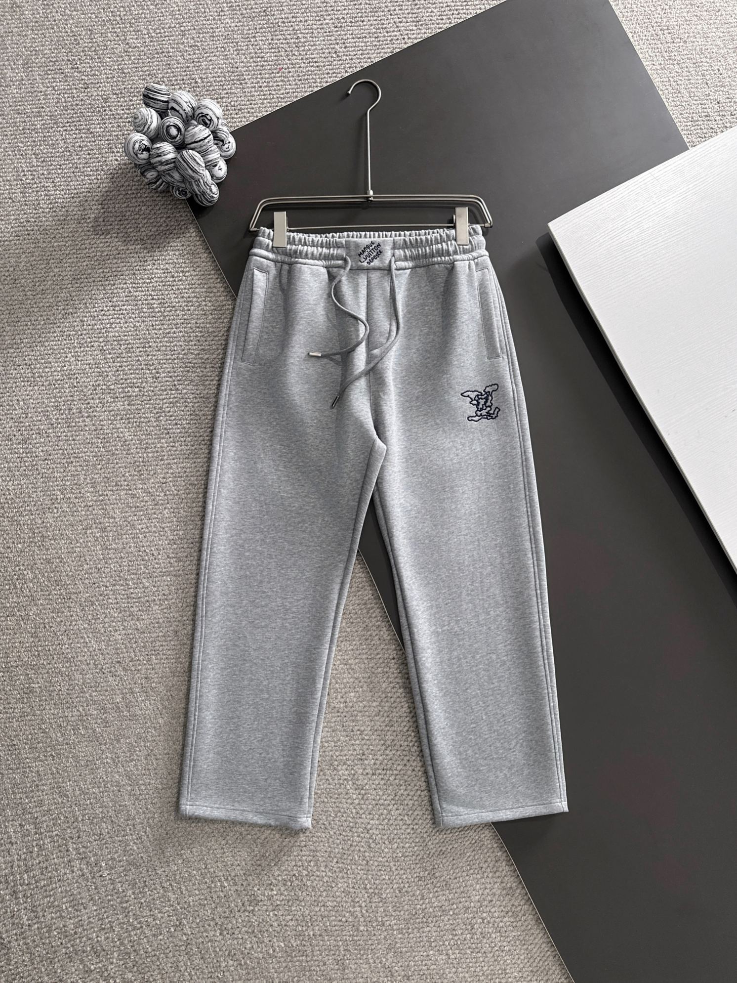 NO:571724,Louis vuitton* (market exclusive quality) hot style 2025 autumn trousers new original high version Louis Vuitton The fabric is made of 380g high-density double-sided Chinese custom fabric. It does not deform or shrink. The three-dimensional drape is amazing. Process introduction. The front and back panels are made of Behringer stacked show thousands of needle embroidery. Standard custom hardware accessories. Color gray SIZEM-XXXL,,louis vuitton,louis vuitton,alexander wang19860909Louis vuitton*（市场独家品质）爆款 2025秋款裤子上新  原高版本 路易威登 面料采用380克高密双面华面定制面料 不变形 不缩水 立体垂感爆表 工艺介绍前幅后幅采用百灵达叠秀万针刺绣 标定制五金辅料 颜色灰色 SIZEM-XXXL,,louis vuitton,louis vuitton,alexander wang,Men's clothing