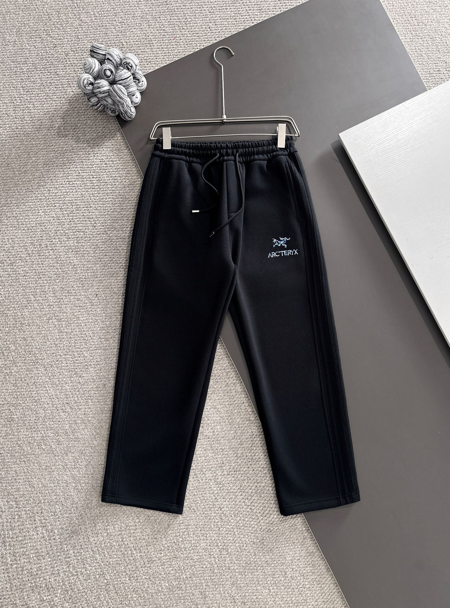 NO:571727,ARCTERYX* (exclusive quality in the market) hot style 2025 autumn trousers new original high version Arc'teryx The fabric is made of 380g high-density double-sided Chinese custom fabric. It does not deform or shrink. The three-dimensional drape is amazing. Process introduction: the front and back panels are made of Behringer stacked show thousands of needle embroidery. Customized hardware accessories. Color black SIZEM-XXXL, arc'teryx, alexander wang19860909ARCTERYX*（市场独家品质）爆款 2025秋款裤子上新  原高版本 始祖鸟 面料采用380克高密双面华面定制面料 不变形 不缩水 立体垂感爆表 工艺介绍前幅后幅采用百灵达叠秀万针刺绣 定制五金辅料 颜色黑色 SIZEM-XXXL,arc'teryx,alexander wang,Men's clothing