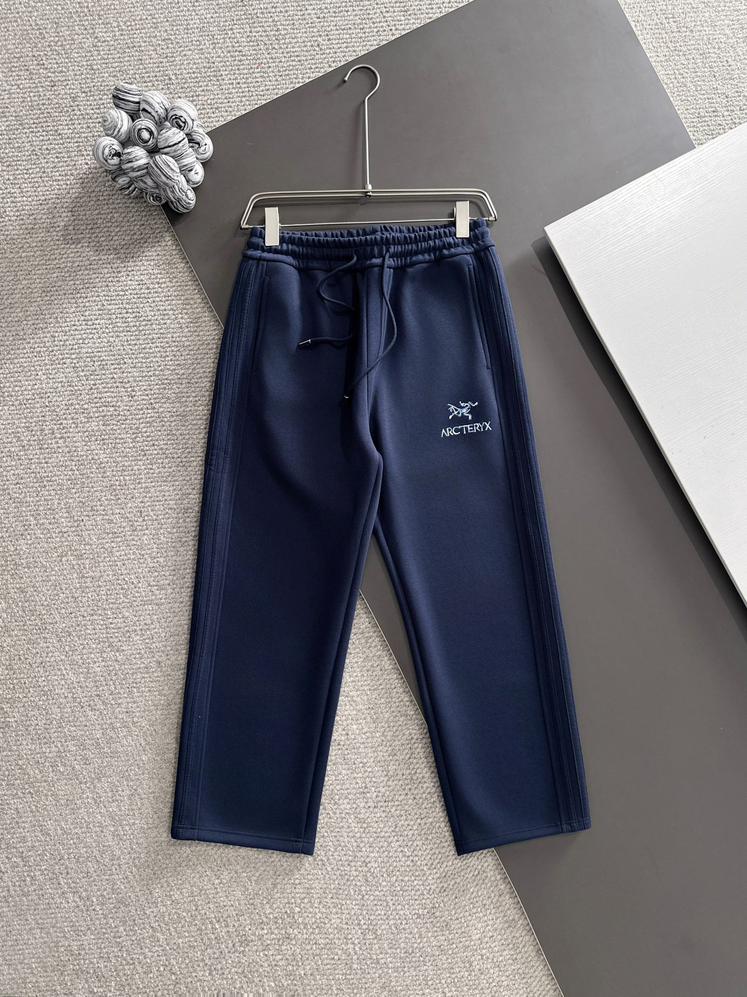 NO:571730,ARCTERYX* (exclusive quality in the market) hot style 2025 autumn trousers new original high version Arc'teryx The fabric is made of 380g high-density double-sided Chinese custom fabric. It does not deform or shrink. The three-dimensional drape is amazing. Process introduction: the front and back panels are made of Behringer stacked show thousands of needle embroidery. Customized hardware accessories. Color blue SIZEM-XXXL, arc'teryx, alexander wang19860909ARCTERYX*（市场独家品质）爆款 2025秋款裤子上新  原高版本 始祖鸟 面料采用380克高密双面华面定制面料 不变形 不缩水 立体垂感爆表 工艺介绍前幅后幅采用百灵达叠秀万针刺绣 定制五金辅料 颜色蓝色 SIZEM-XXXL,arc'teryx,alexander wang,Men's clothing