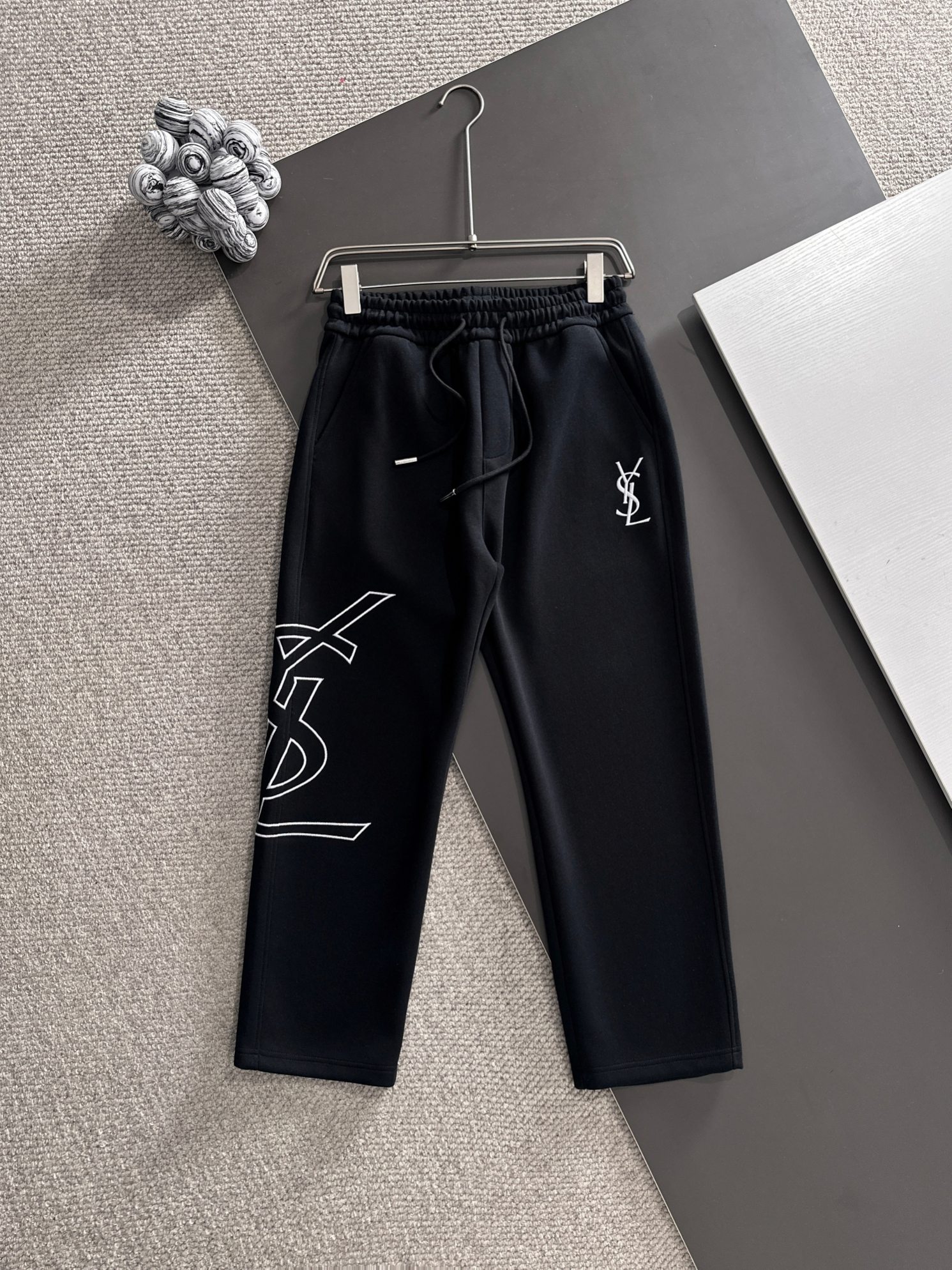 NO:571733,YSL Yves Saint Laurent* (exclusive quality in the market) hot style 2025 autumn trousers new original high version Yves Saint Laurent The fabric is made of 380g high-density double-sided Chinese custom fabric. It does not deform or shrink. The three-dimensional drape is amazing. Process introduction. The front and back panels are made of Behringer stacked show thousands of needle embroidery. Customized hardware accessories. Color black. SIZEM-XXXL, saint laurent, saint laurent, alexander wang19860909YSL圣罗兰*（市场独家品质）爆款 2025秋款裤子上新  原高版本 圣罗兰 面料采用380克高密双面华面定制面料 不变形 不缩水 立体垂感爆表 工艺介绍前幅后幅采用百灵达叠秀万针刺绣 定制五金辅料 颜色黑色 SIZEM-XXXL,,saint laurent,saint laurent,alexander wang,Men's clothing