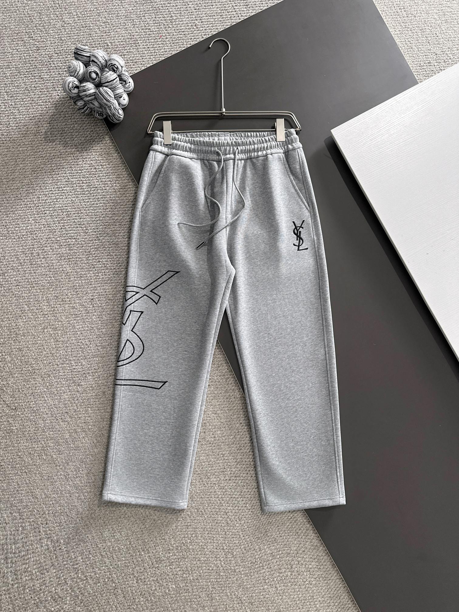 NO:571736,YSL Yves Saint Laurent* (exclusive quality in the market) hot style 2025 autumn trousers new original high version Yves Saint Laurent The fabric is made of 380g high-density double-sided Chinese custom fabric. It does not deform or shrink. The three-dimensional drape is amazing. Process introduction. The front and back panels are made of Behringer stacked show thousands of needle embroidery. Customized hardware accessories. Color gray. SIZEM-XXXL,, saint laurent, saint laurent, alexander wang19860909YSL圣罗兰*（市场独家品质）爆款 2025秋款裤子上新  原高版本 圣罗兰 面料采用380克高密双面华面定制面料 不变形 不缩水 立体垂感爆表 工艺介绍前幅后幅采用百灵达叠秀万针刺绣 定制五金辅料 颜色灰色 SIZEM-XXXL,,saint laurent,saint laurent,alexander wang,Men's clothing