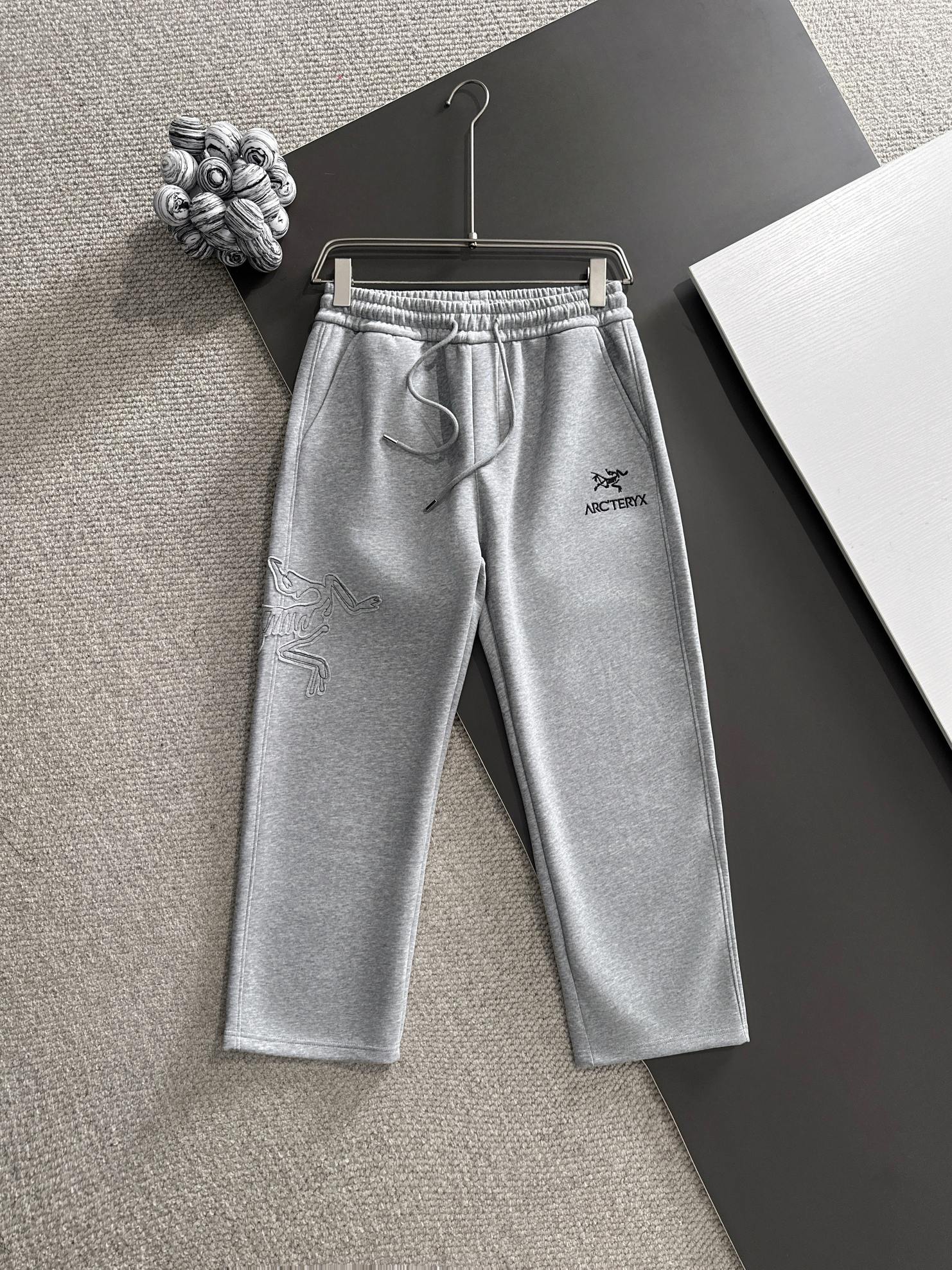 NO:571742,ARCTERYX* (exclusive quality in the market) hot style 2025 autumn trousers new original high version Arc'teryx The fabric is made of 380g high-density double-sided Chinese custom fabric. It does not deform or shrink. The three-dimensional drape is amazing. Process introduction: the front and back panels are made of Behringer stacked show thousands of needle embroidery. Customized hardware accessories. Color gray SIZEM-XXXL, arc'teryx, alexander wang19860909ARCTERYX*（市场独家品质）爆款 2025秋款裤子上新  原高版本 始祖鸟 面料采用380克高密双面华面定制面料 不变形 不缩水 立体垂感爆表 工艺介绍前幅后幅采用百灵达叠秀万针刺绣 定制五金辅料 颜色灰色 SIZEM-XXXL,arc'teryx,alexander wang,Men's clothing