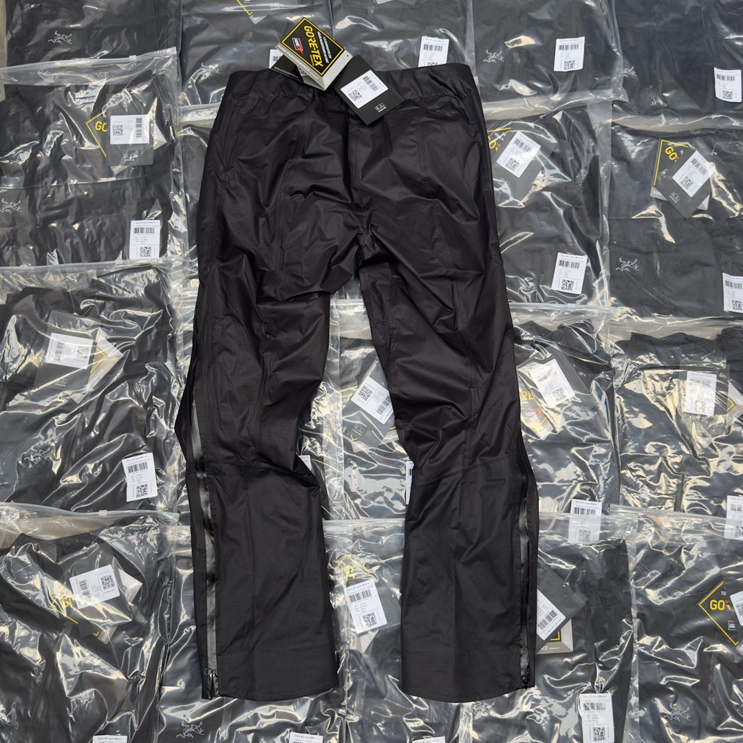 特价💰118 不退货 可换码一次
半拉链始祖鸟Arcteryx Zeta SL 侧拉链机能vibe 全压胶版本 神裤防水冲锋裤直筒宽松运动休闲长裤
货号:21777 Zeta SL冲锋神裤
近期鸟家的热度持续攀升,愈来愈多单品被 封神 !!
今年的鸟似乎开了挂,从户外火到街头甚至时尚圈甚至冬奥会随处可见他的影子,这款裤子可谓年度神裤!
立体裁剪,弯曲的裤型曲线完美修饰腿型,GOER TEX贴膜面料没有任何束缚感,兼顾防水 耐磨 轻薄的同时,还十分透气清爽!
半拉链的设计以及裤口的按钮固定,可以让你在日常搭配各种各样的鞋子,这款裤子版型极其通勤,不挑身材
保留了原有户外功能的纯粹,同时也融化了机能风的元素,无论是高帮低帮 鞋宽偏窄偏宽都能完美的契合,无论是日常通勤还是约会都可以很好的搭配!
原版一比一定制复合GORE TEX方形格纹面料,面料过工艺涂层 防水过胶 特殊工艺 跟压胶独特工艺,定制原版YKK拉链、logo纽扣,看似简单,实则工序极其复杂!品质天花板级别!
腰部配有收缩带,可以调节腰围的大小,包容性大!
注意:礼盒为易损物品不退换
颜色:黑色
尺码:S-XL(宽松版型)