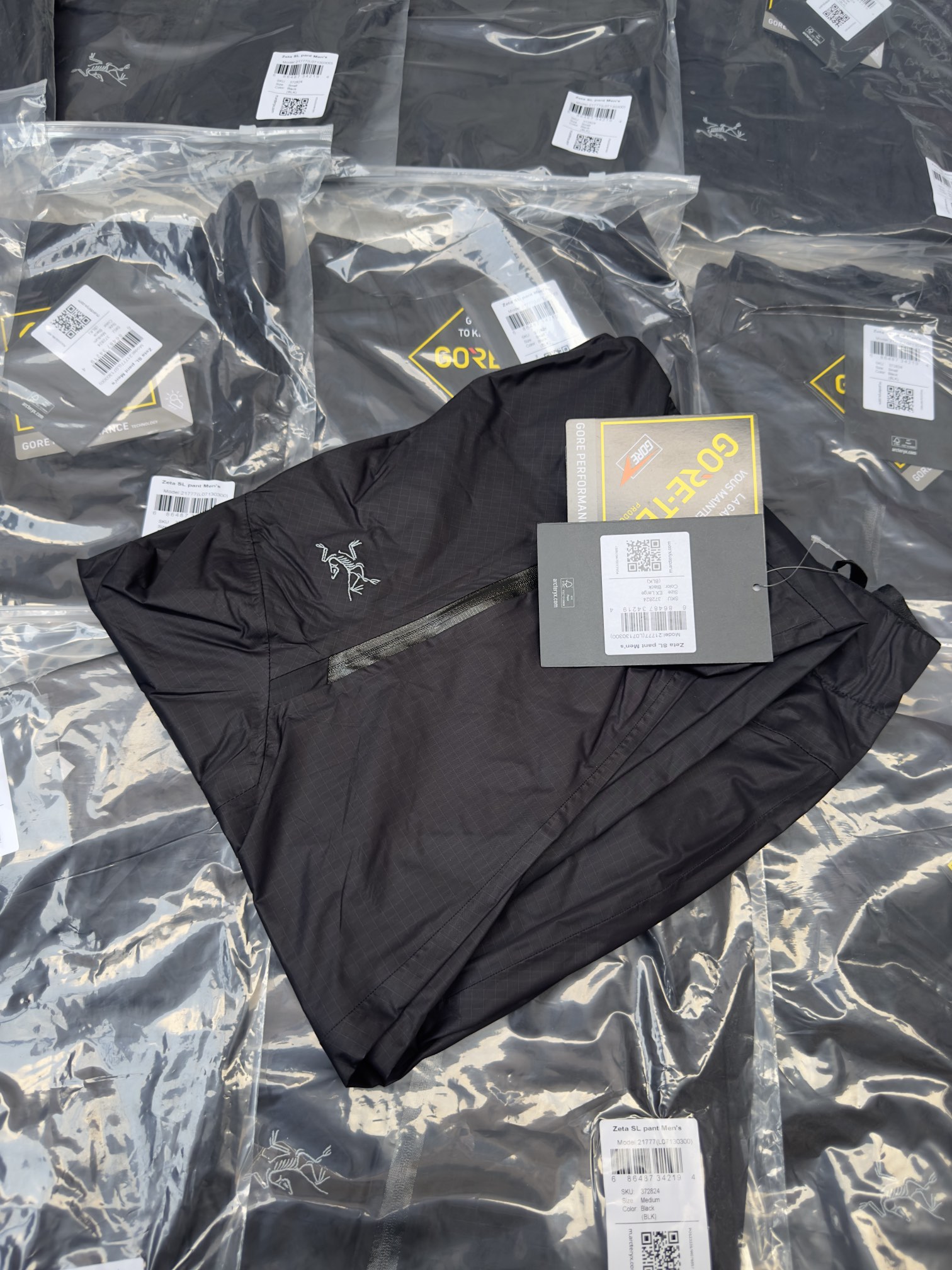 特价💰118 不退货 可换码一次
半拉链始祖鸟Arcteryx Zeta SL 侧拉链机能vibe 全压胶版本 神裤防水冲锋裤直筒宽松运动休闲长裤
货号:21777 Zeta SL冲锋神裤
近期鸟家的热度持续攀升,愈来愈多单品被 封神 !!
今年的鸟似乎开了挂,从户外火到街头甚至时尚圈甚至冬奥会随处可见他的影子,这款裤子可谓年度神裤!
立体裁剪,弯曲的裤型曲线完美修饰腿型,GOER TEX贴膜面料没有任何束缚感,兼顾防水 耐磨 轻薄的同时,还十分透气清爽!
半拉链的设计以及裤口的按钮固定,可以让你在日常搭配各种各样的鞋子,这款裤子版型极其通勤,不挑身材
保留了原有户外功能的纯粹,同时也融化了机能风的元素,无论是高帮低帮 鞋宽偏窄偏宽都能完美的契合,无论是日常通勤还是约会都可以很好的搭配!
原版一比一定制复合GORE TEX方形格纹面料,面料过工艺涂层 防水过胶 特殊工艺 跟压胶独特工艺,定制原版YKK拉链、logo纽扣,看似简单,实则工序极其复杂!品质天花板级别!
腰部配有收缩带,可以调节腰围的大小,包容性大!
注意:礼盒为易损物品不退换
颜色:黑色
尺码:S-XL(宽松版型)