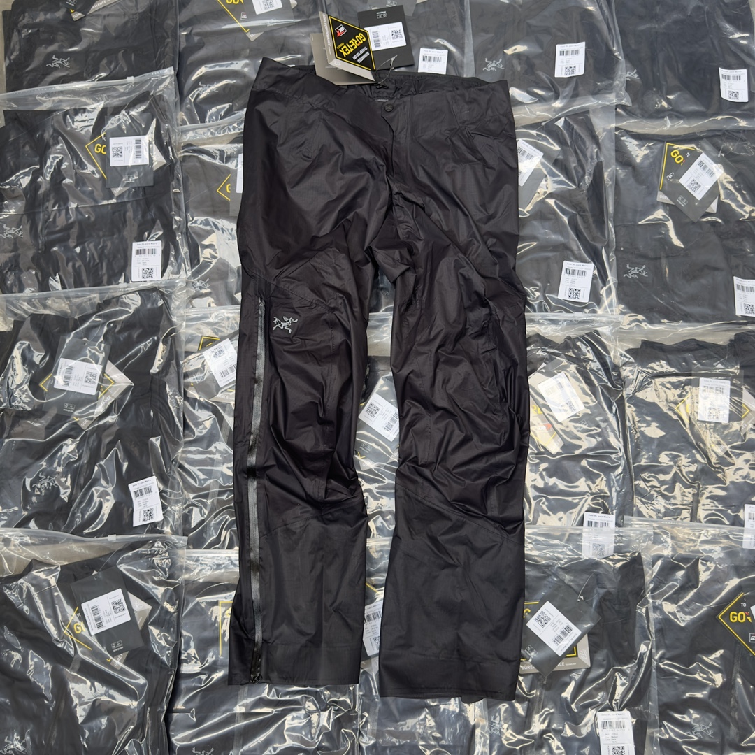 特价💰118 不退货 可换码一次
半拉链始祖鸟Arcteryx Zeta SL 侧拉链机能vibe 全压胶版本 神裤防水冲锋裤直筒宽松运动休闲长裤
货号:21777 Zeta SL冲锋神裤
近期鸟家的热度持续攀升,愈来愈多单品被 封神 !!
今年的鸟似乎开了挂,从户外火到街头甚至时尚圈甚至冬奥会随处可见他的影子,这款裤子可谓年度神裤!
立体裁剪,弯曲的裤型曲线完美修饰腿型,GOER TEX贴膜面料没有任何束缚感,兼顾防水 耐磨 轻薄的同时,还十分透气清爽!
半拉链的设计以及裤口的按钮固定,可以让你在日常搭配各种各样的鞋子,这款裤子版型极其通勤,不挑身材
保留了原有户外功能的纯粹,同时也融化了机能风的元素,无论是高帮低帮 鞋宽偏窄偏宽都能完美的契合,无论是日常通勤还是约会都可以很好的搭配!
原版一比一定制复合GORE TEX方形格纹面料,面料过工艺涂层 防水过胶 特殊工艺 跟压胶独特工艺,定制原版YKK拉链、logo纽扣,看似简单,实则工序极其复杂!品质天花板级别!
腰部配有收缩带,可以调节腰围的大小,包容性大!
注意:礼盒为易损物品不退换
颜色:黑色
尺码:S-XL(宽松版型)