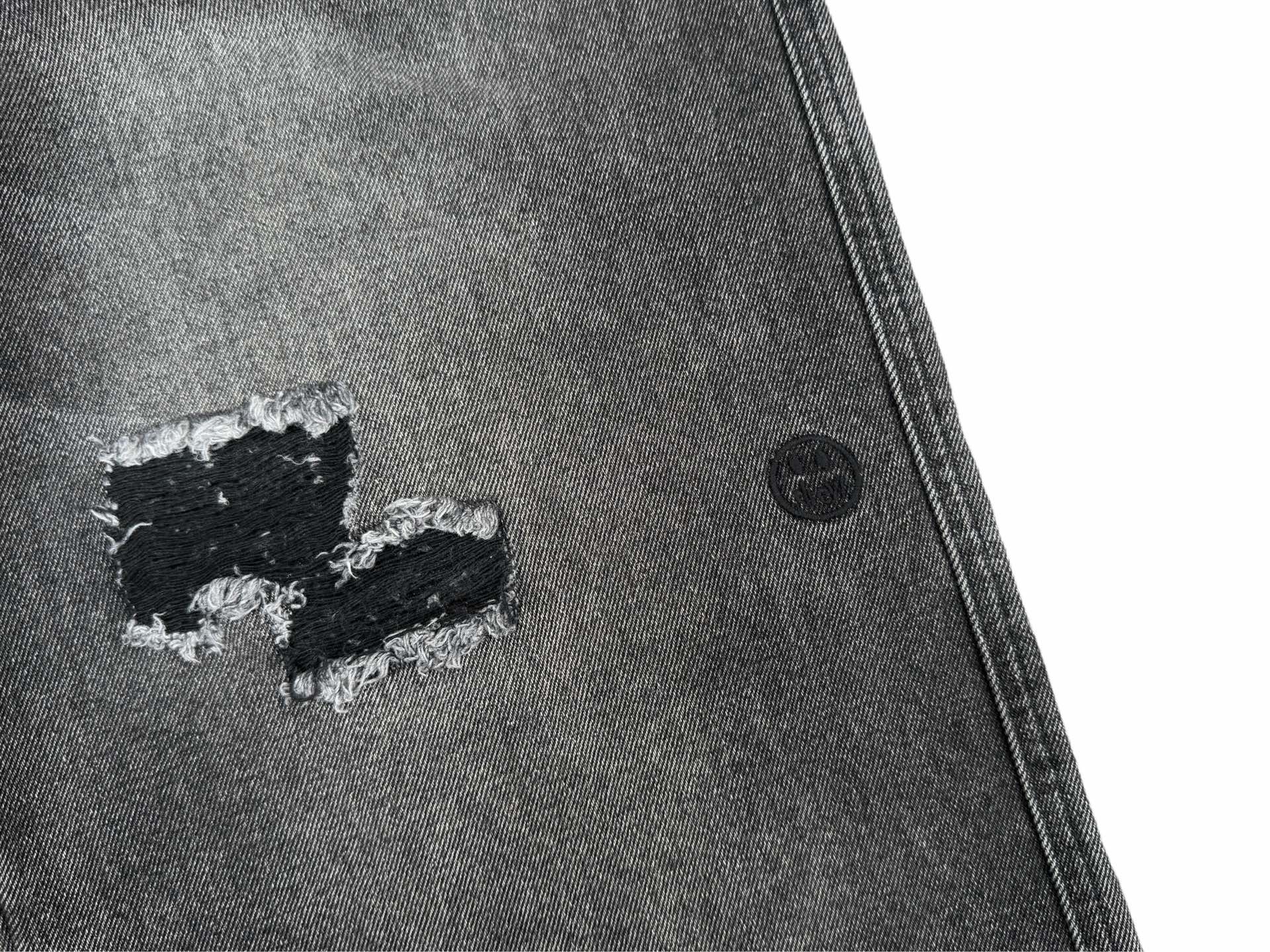 DREW HOUSE Jeans Rectos Anchos Destruidos con Smiley Face para Hombre y Mujer 25 i1743994513587 3738 0 24