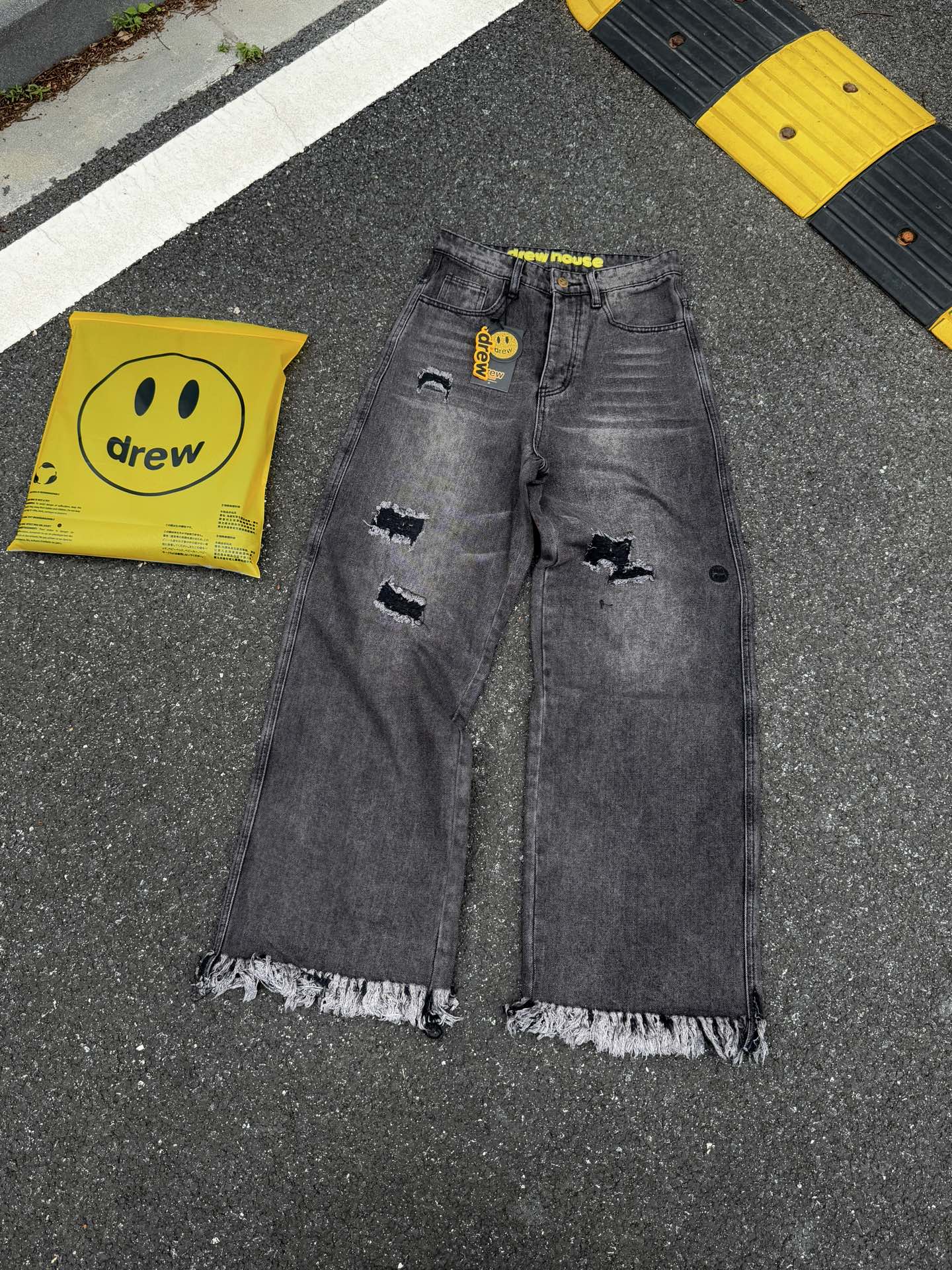 DREW HOUSE Jeans Rectos Anchos Destruidos con Smiley Face para Hombre y Mujer 4 i1743994513879 64 0 2