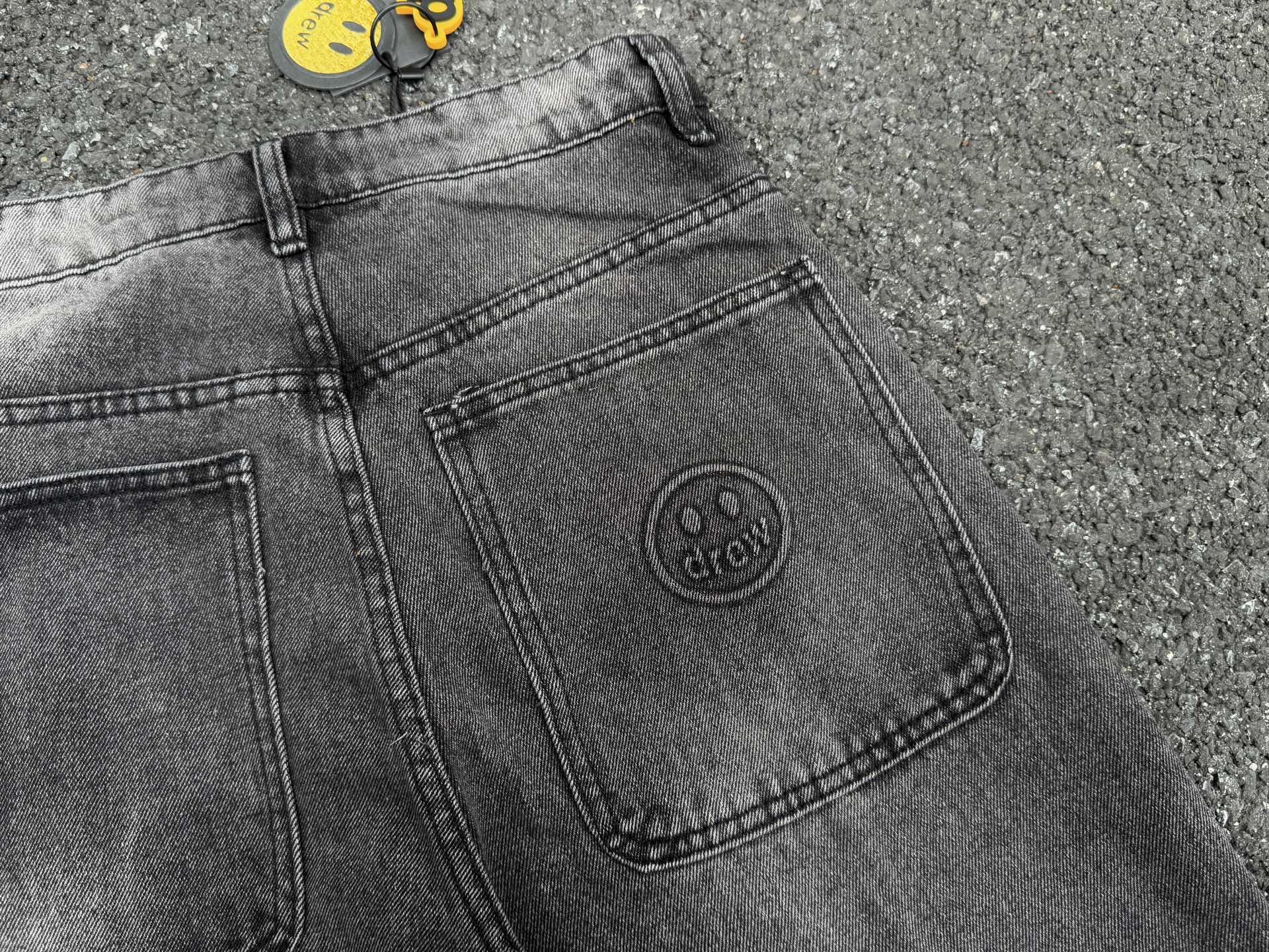 DREW HOUSE Jeans Rectos Anchos Destruidos con Smiley Face para Hombre y Mujer 15 i1743994513887 7779 0 13