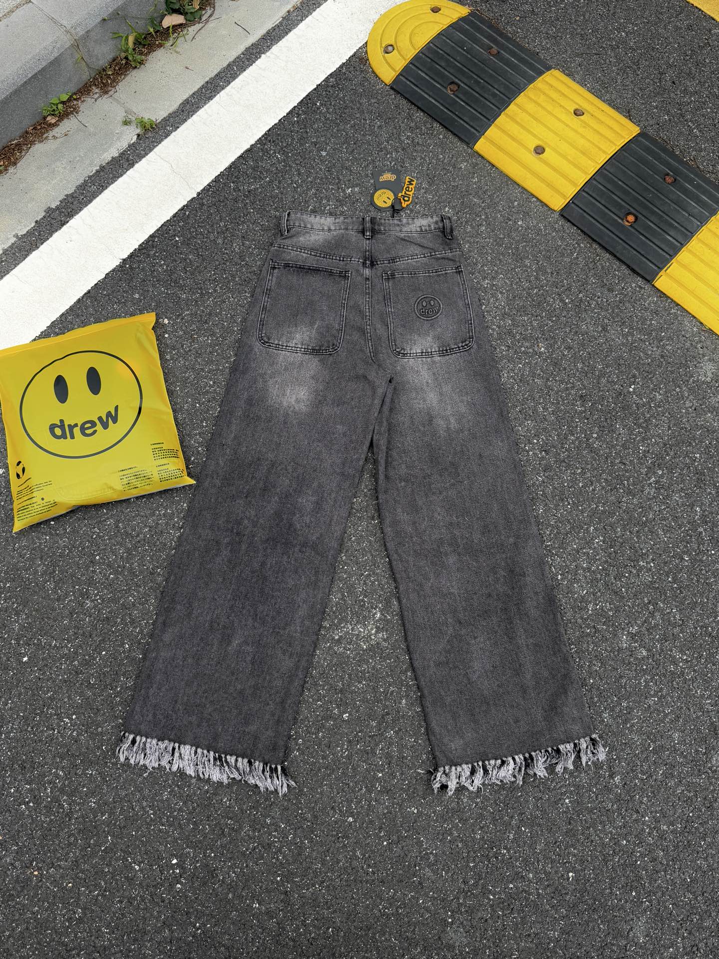 DREW HOUSE Jeans Rectos Anchos Destruidos con Smiley Face para Hombre y Mujer 3 i1743994516527 6471 0 1