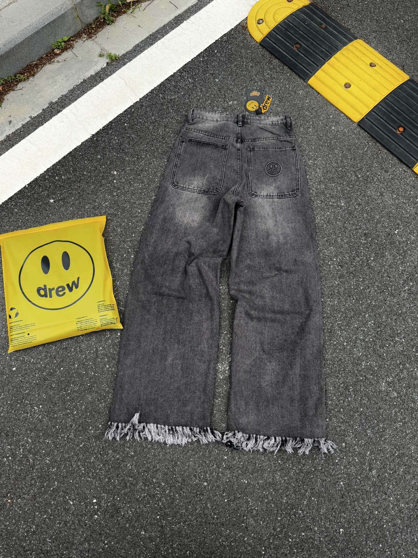 DREW HOUSE Jeans Rectos Anchos Destruidos con Smiley Face para Hombre y Mujer 5 i1743994519551 861 0 3