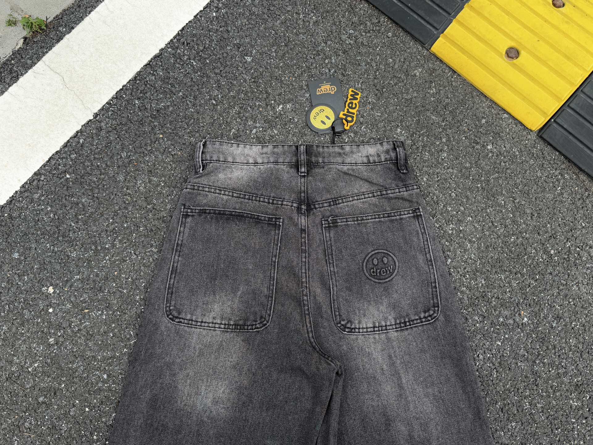DREW HOUSE Jeans Rectos Anchos Destruidos con Smiley Face para Hombre y Mujer 14 i1743994521548 9611 0 12