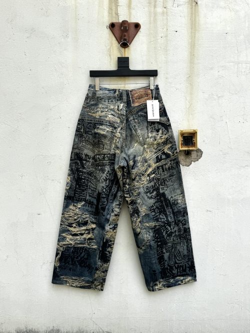 Acne Studios ג'ינס קרעים בתלת מימד עם הדפס גרפיטי, גזרה רחבה במיוחד 1 Acne Studios ג’ינס קרעים בתלת מימד עם הדפס גרפיטי, גזרה רחבה במיוחד