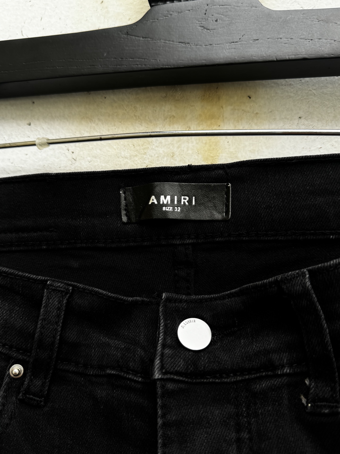 Amiri Jeans con Bordado de Insignias y Diseño Roto para Hombre y Mujer 9 i1747546975784 1192 0 6