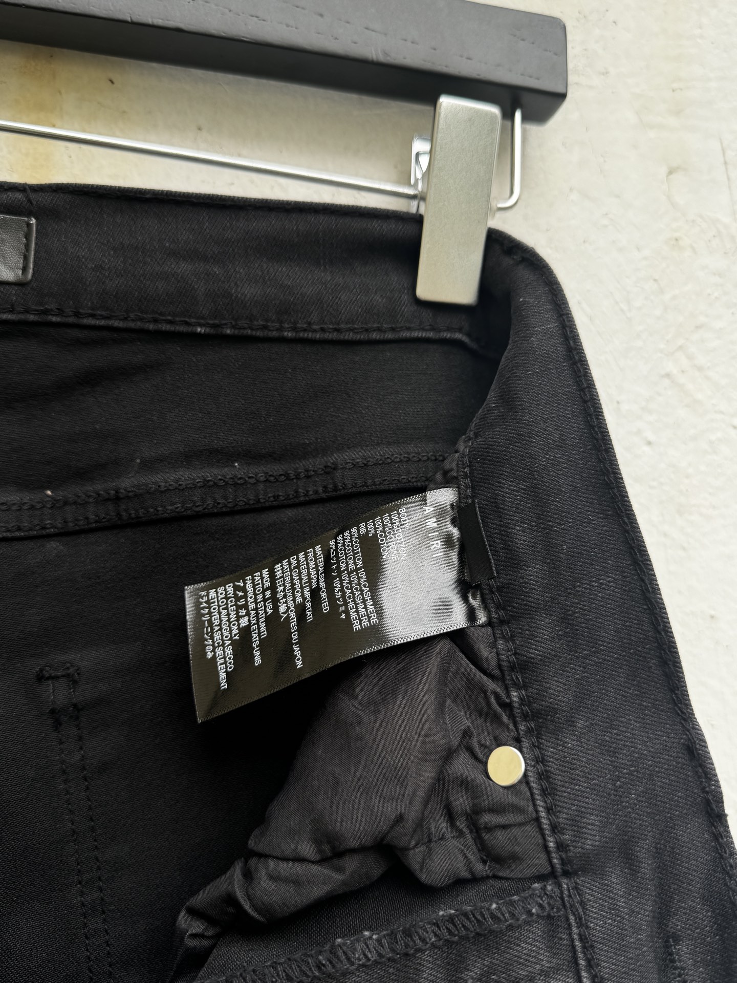 Amiri Jeans con Bordado de Insignias y Diseño Roto para Hombre y Mujer 10 i1747546975837 2335 0 7