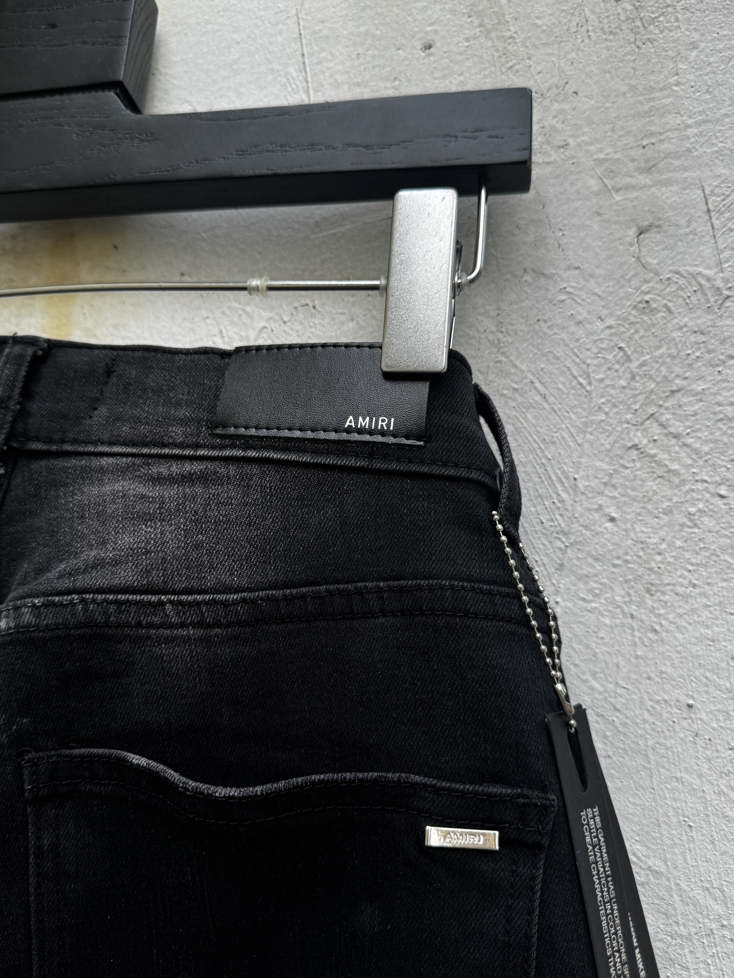 Amiri Jeans con Bordado de Insignias y Diseño Roto para Hombre y Mujer 11 i1747546975837 4218 0 8