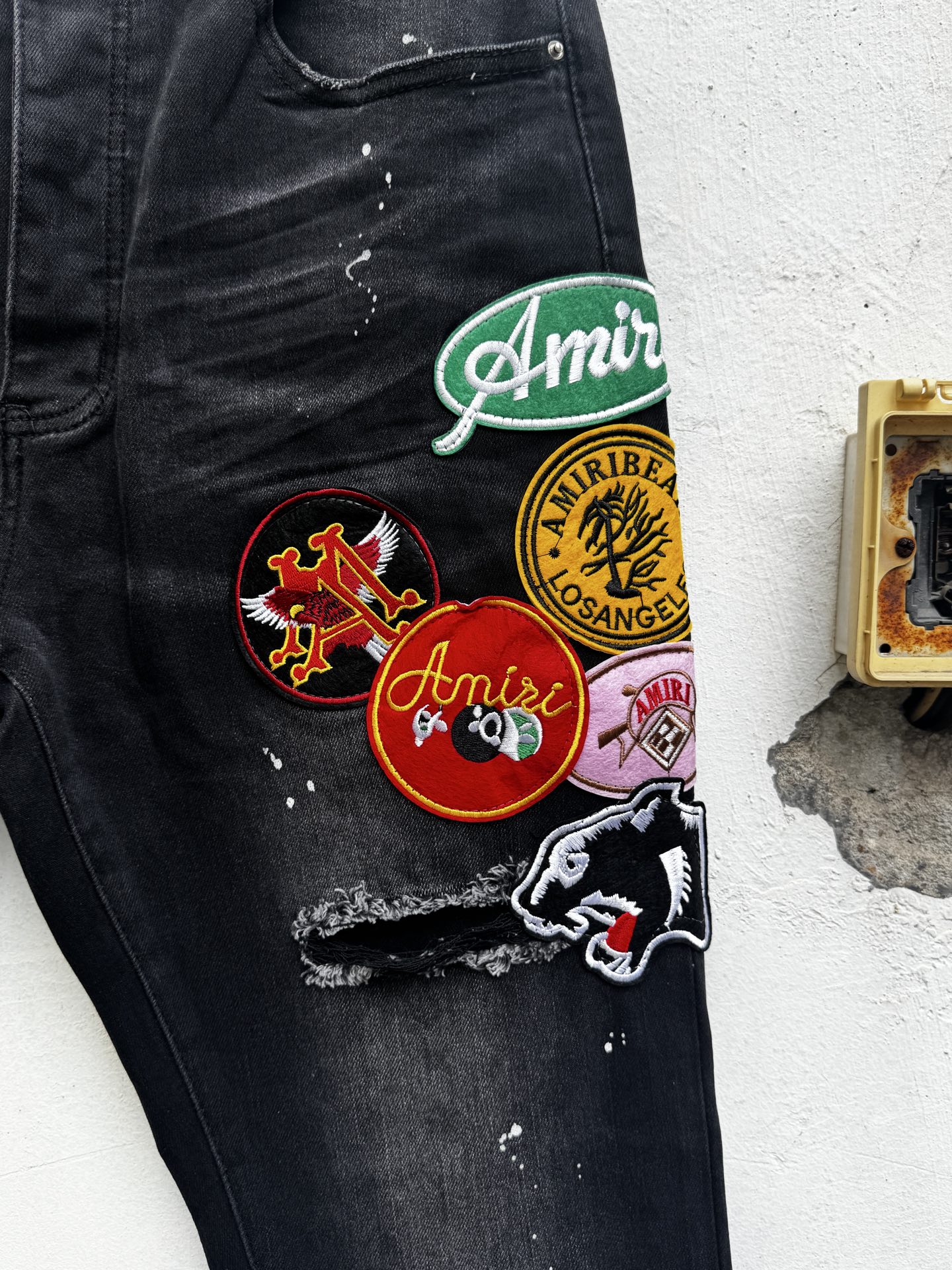 Amiri Jeans con Bordado de Insignias y Diseño Roto para Hombre y Mujer 12 i1747546975898 8886 0 9
