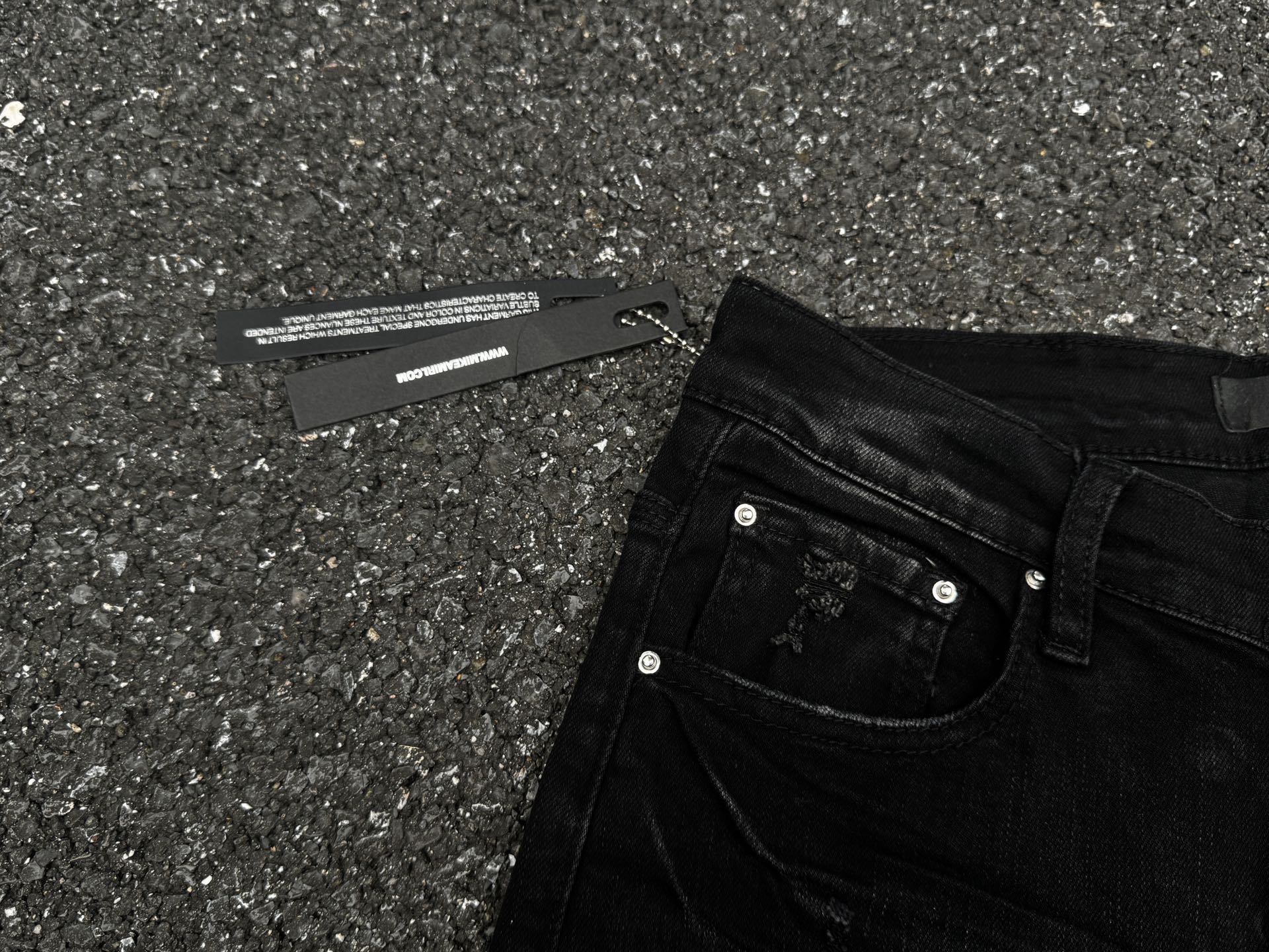 Amiri Jeans Hombre Slim Fit Elásticos con Bordado de Logo y Detalles Rotos 6 i1748388764132 403 0 9