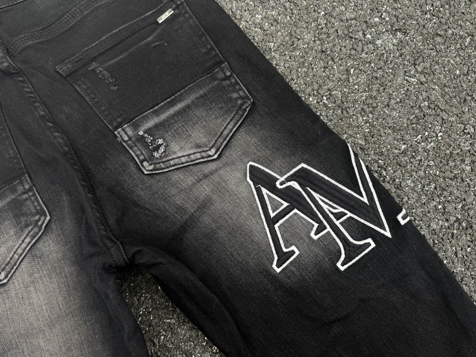 Amiri Jeans Hombre Slim Fit Elásticos con Bordado de Logo y Detalles Rotos 7 i1748388856958 1552 0 5