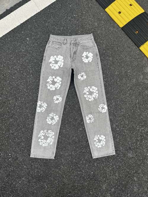 מכנסי דנים DENIM TEARS אפונה סטיליסטיית בהדפסים בינלאומי 1 מכנסי דנים DENIM TEARS אפונה סטיליסטיית בהדפסים בינלאומי