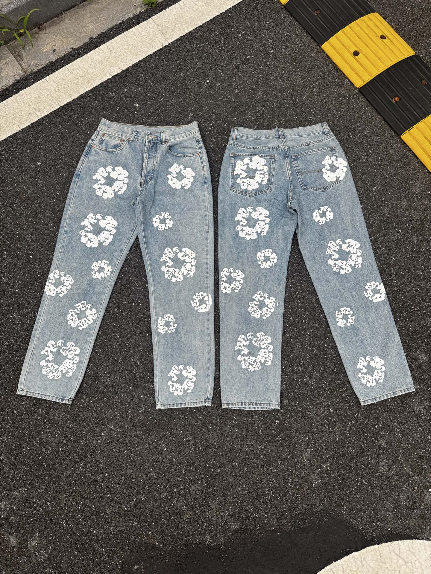 Denim Tears Pantalones de Mezclilla Rectos con Estampado Floral para Hombre 10 i1748389237222 5806 0 2