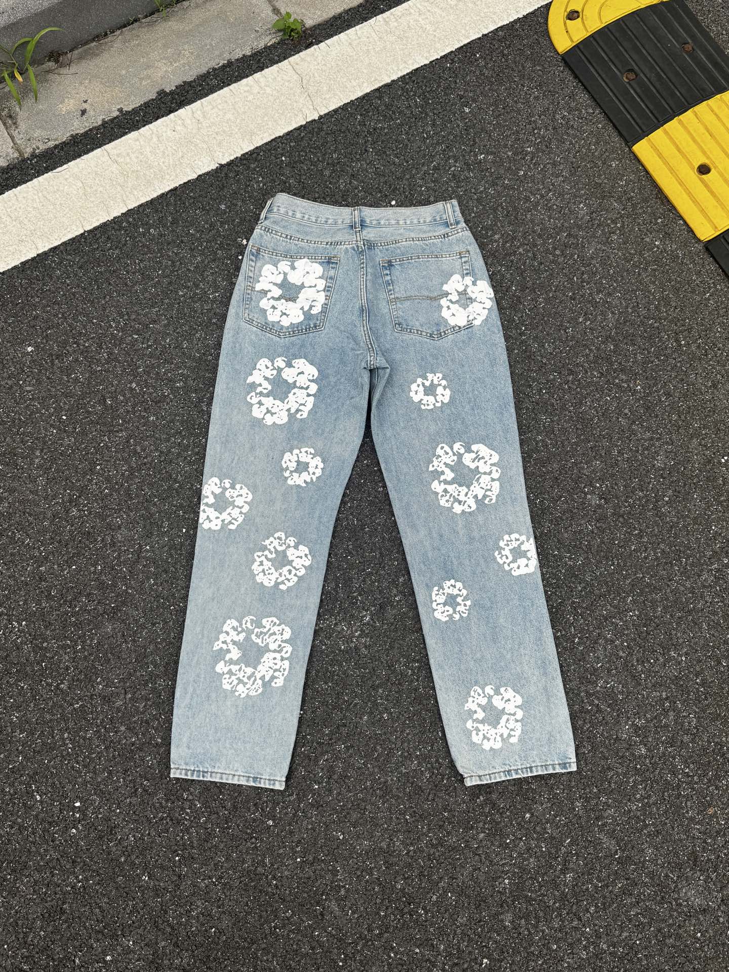 Denim Tears Pantalones de Mezclilla Rectos con Estampado Floral para Hombre 9 i1748389237229 59 0 1