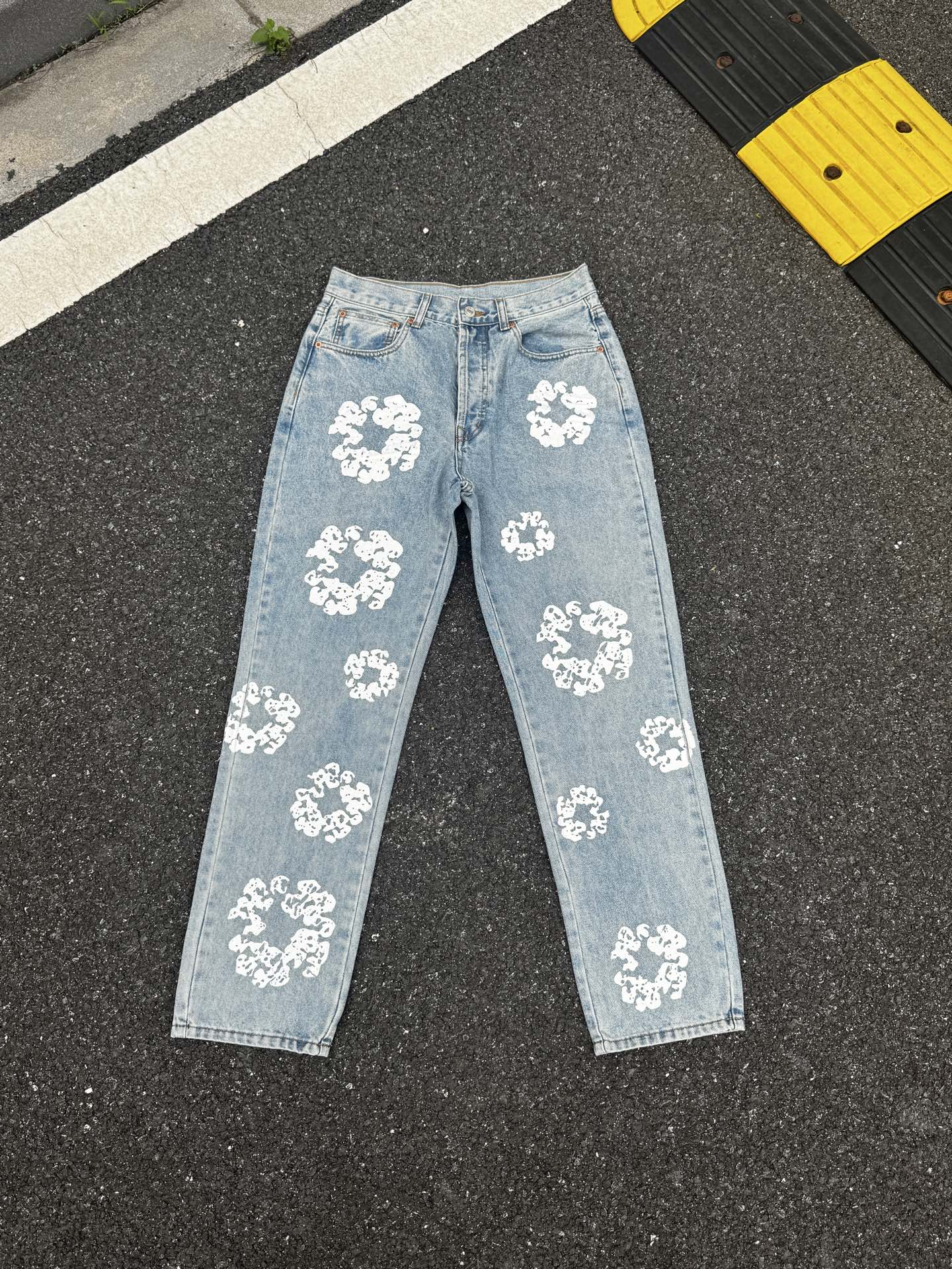 Denim Tears Pantalones de Mezclilla Rectos con Estampado Floral para Hombre 8 i1748389238102 8665 0 0