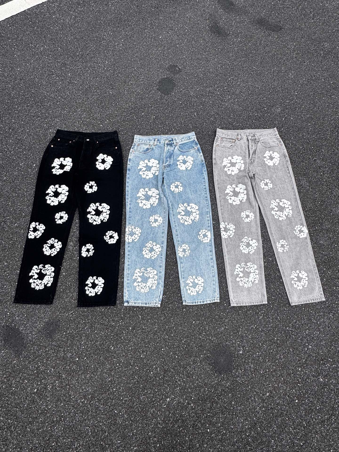 Denim Tears Pantalones de Mezclilla Rectos con Estampado Floral para Hombre 3 i1748396179402 3526 0 1