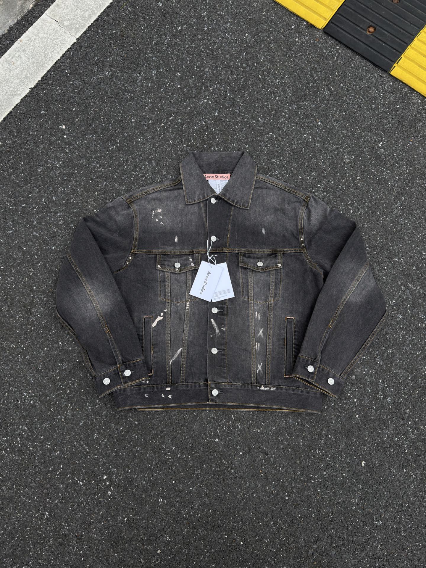 💰198💰AC101
顶级版本Acne Studios 2025ss 男女同款 复古褪色泼墨宽松落肩牛仔夹克
码数:S M L XL