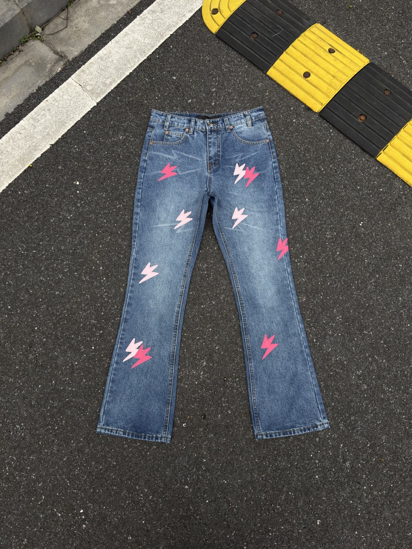 💰145💰SD03
Amexnoca💰闪电牛高盎司重工水洗复古牛2025秋季新款

采用vintageLevis牛仔裤作为底板进行创作，通常会加入自己独有的拼皮点缀，这正是令这条vintage牛仔裤身价翻倍的原因，因为底板是vintage牛仔裤，牛仔裤本身经过岁月的洗礼已经非常柔软舒适了，这点可以区别于普通牛仔裤，码数方面也是要参考裤子数据入手

码数：28 30 32 34 36