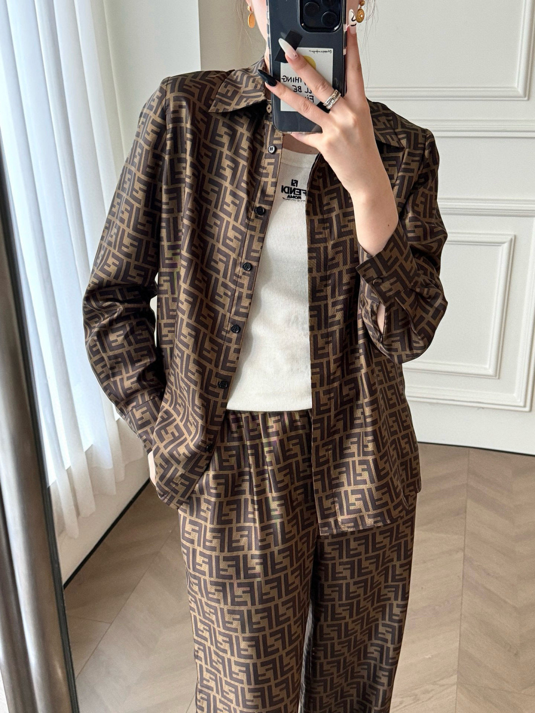 NO:411396,Model number D25052043 FEND* new style presbyterian letter logo print two-piece set!  Loose version buttoned lapel long sleeve shirt elastic waist side socket pocket loose wide-leg pants trousers!  (M size bust 106, sleeve length 61, clothing length 67; waist 62~72, hip 106, pants length 104) hair, fendi, alexander wang19860909款号D25052043 FEND*新款通体老花字母logo印花两件套装！宽松版系扣翻领长袖衬衣松紧腰侧插口袋宽松阔腿裤长裤！（M码胸围106,袖长61,衣长67；腰围62～72,臀围106,裤长104）发,,fendi,alexander wang,Women's clothing