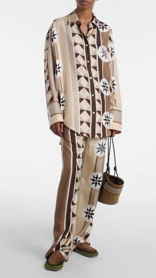 NO:415915,Model number D25052486 LOEW* new geometric print fashionable and casual two-piece set!  Buckle lapels loose and versatile long-sleeved shirts with elastic waist, straight wide-leg pants and trousers!  (M size shoulder width 48, front bust 110/118, sleeve length 57, front garment length 69/72; waist circumference 62~72, hip circumference 96, pants length 105) hair, loewe, alexander wang19860909款号D25052486 LOEW*新款几何图形印花时尚休闲两件套装！系扣翻领宽松百搭长袖衬衣松紧腰直筒阔腿裤长裤！（M码肩宽48,前胸围110/118,袖长57,前衣长69/72；腰围62～72,臀围96,裤长105）发,,loewe,alexander wang,Women's clothing