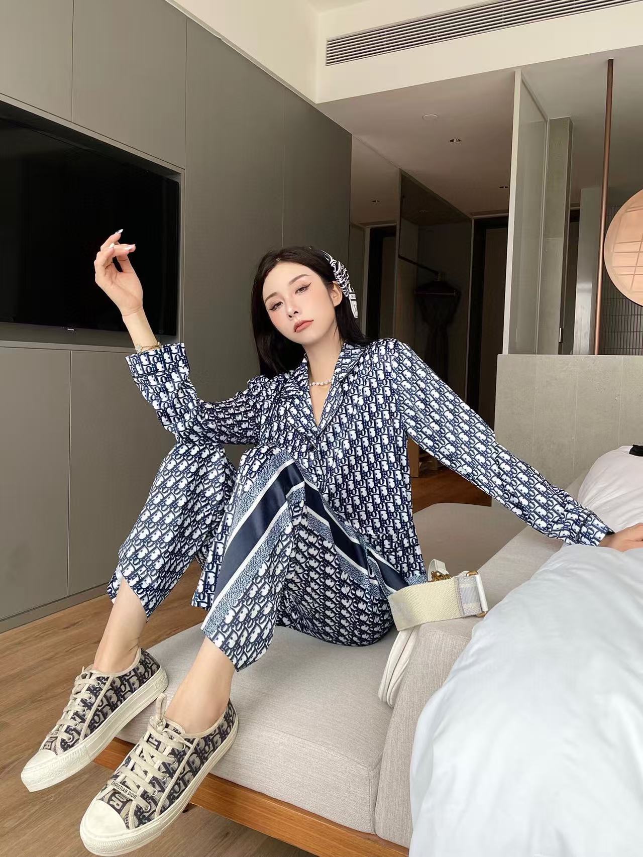 NO:418635,Model number D25052717 Dio* new fashionable old-fashioned letter logo printed pajama style home clothing set!  Double pocket lapel loose long sleeve shirt elastic waist wide-leg pants trousers!  (M size shoulder width 46, bust 116, sleeve length 56, clothing length 68; waist 60 elastic, hip 106, pants length 101) hair, dior, alexander wang19860909款号D25052717 Dio*新款时尚老花字母logo印花睡衣风家居服套装！双口袋翻领宽松长袖衬衣松紧腰阔腿裤长裤！（M码肩宽46,胸围116,袖长56,衣长68；腰围60松紧,臀围106,裤长101）发,,dior,alexander wang,Women's clothing